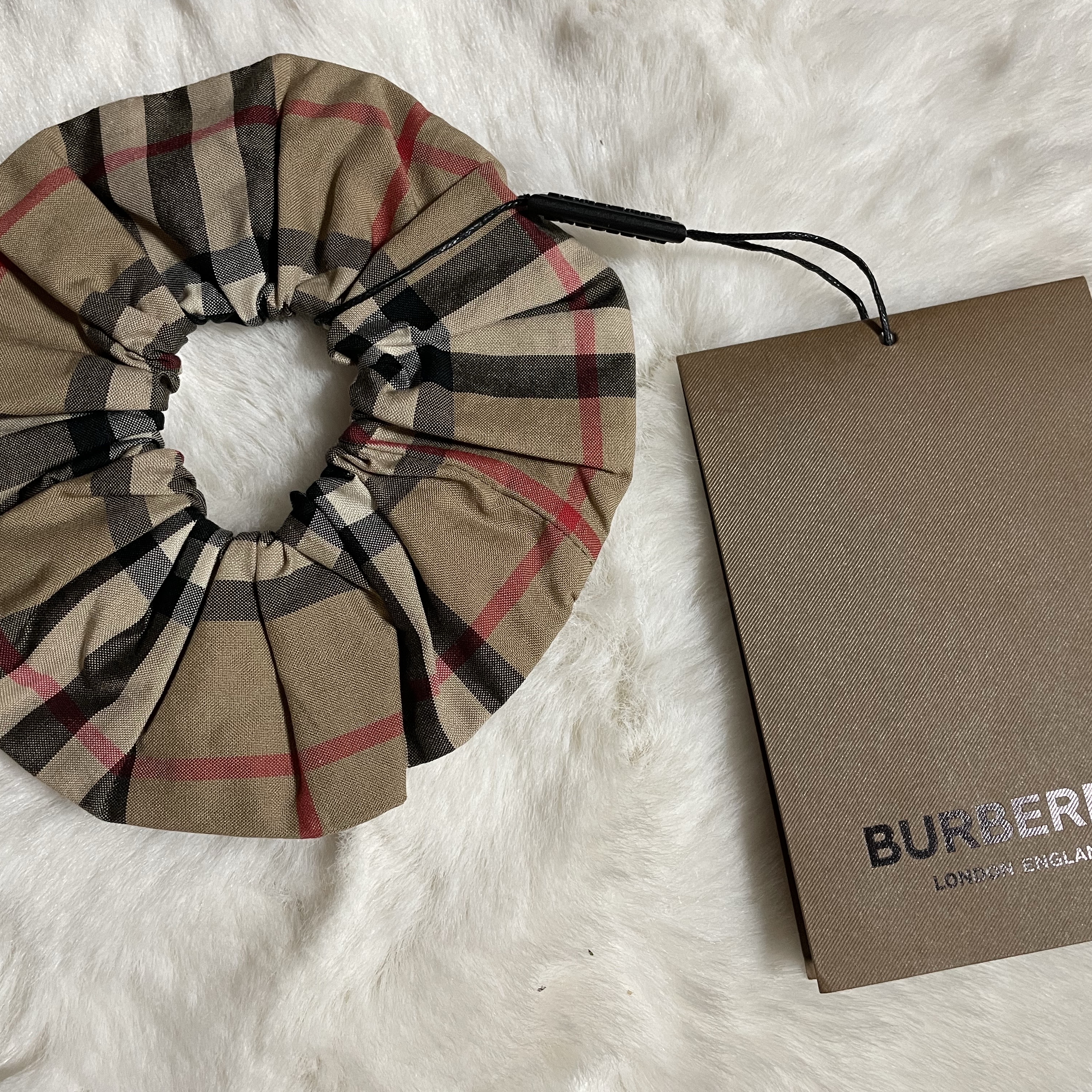 (Kids) Burberry Vintage Check Cotton Scrunchie Archive Beige 착용 스타일