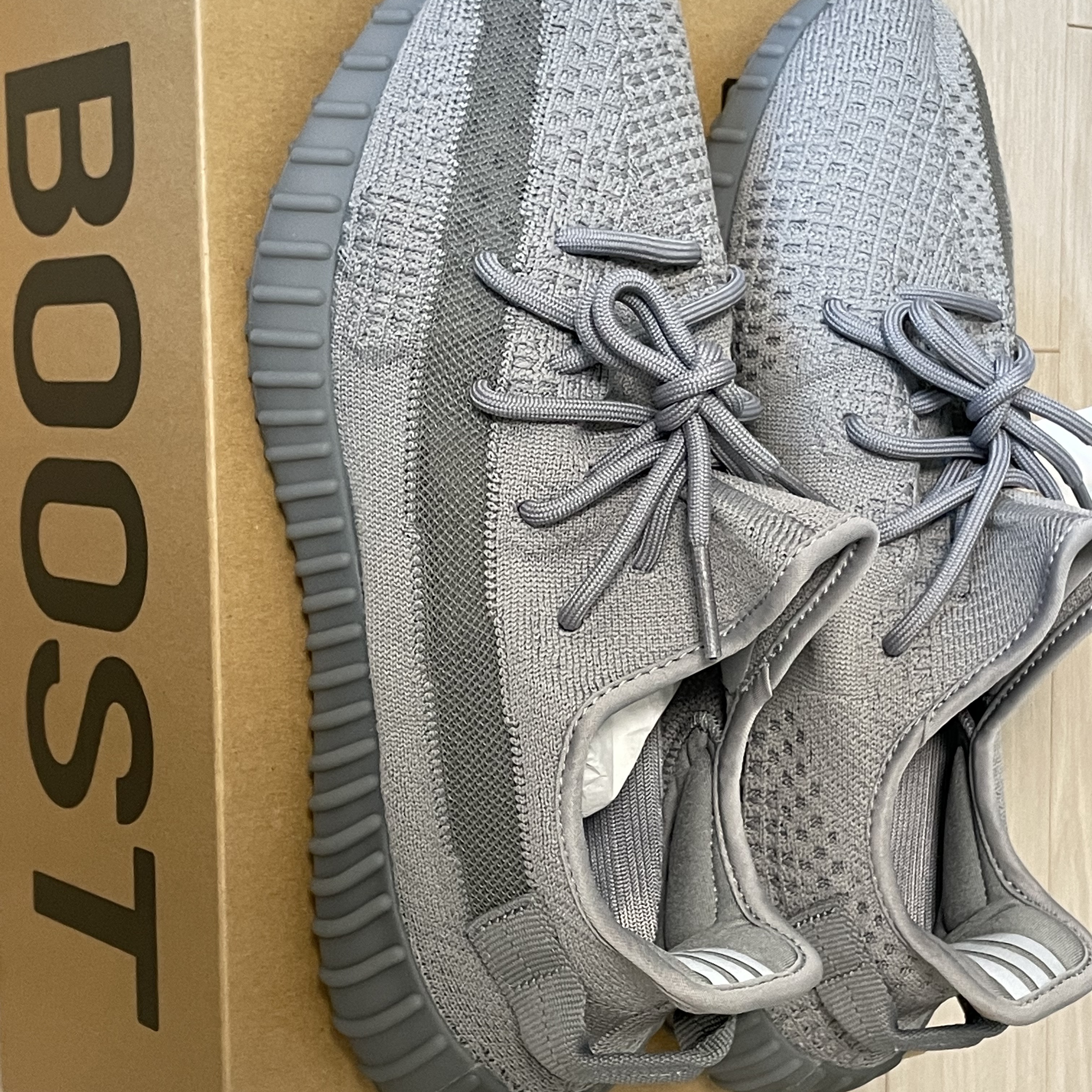 Adidas Yeezy Boost 350 V2 Steel Grey 착용 스타일 - 2