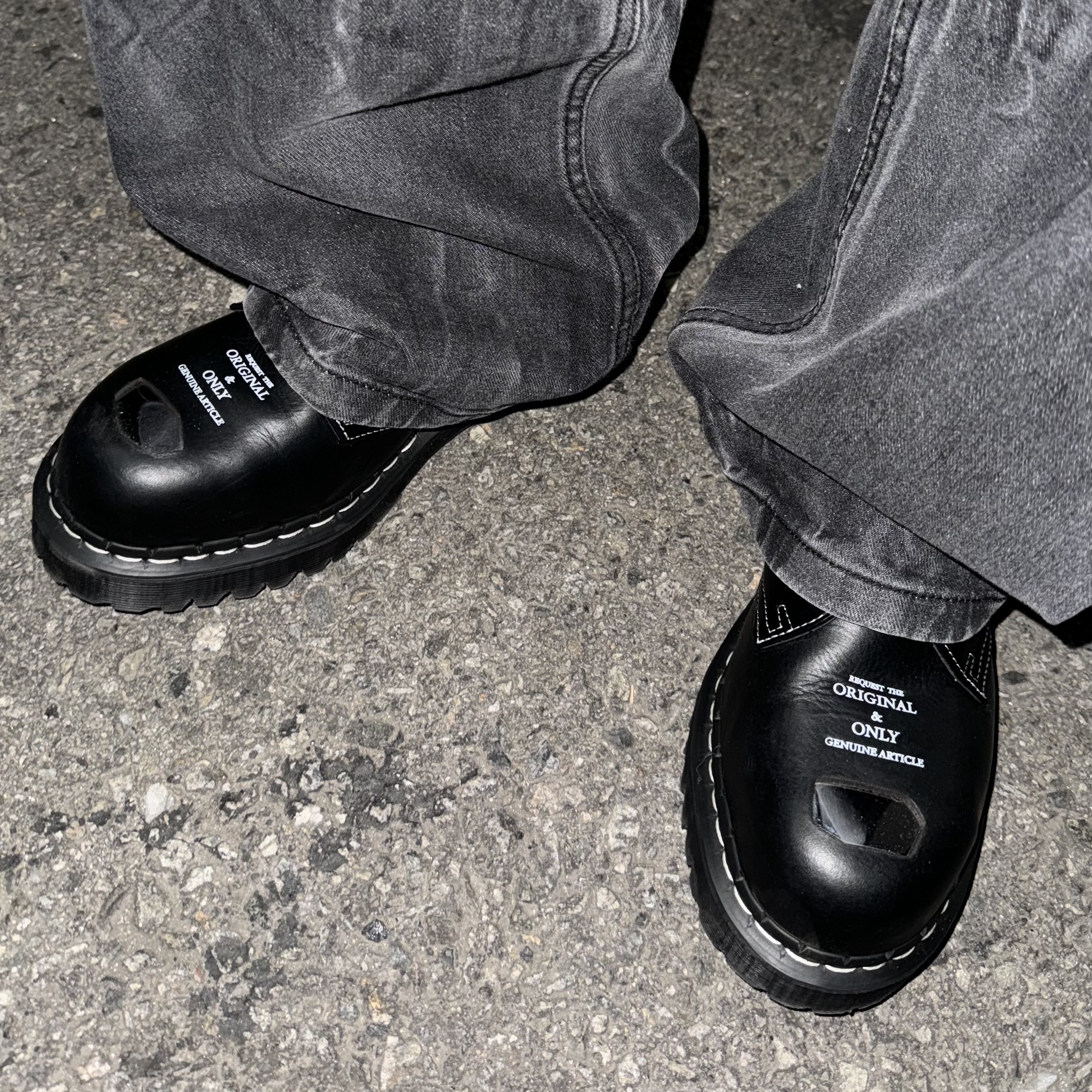 Jacquemus Le Bambimou Puffed Flap Bag Black, Dr. Martens 1461 Bex Steel Toe Overdrive Black 착용 스타일 - 3