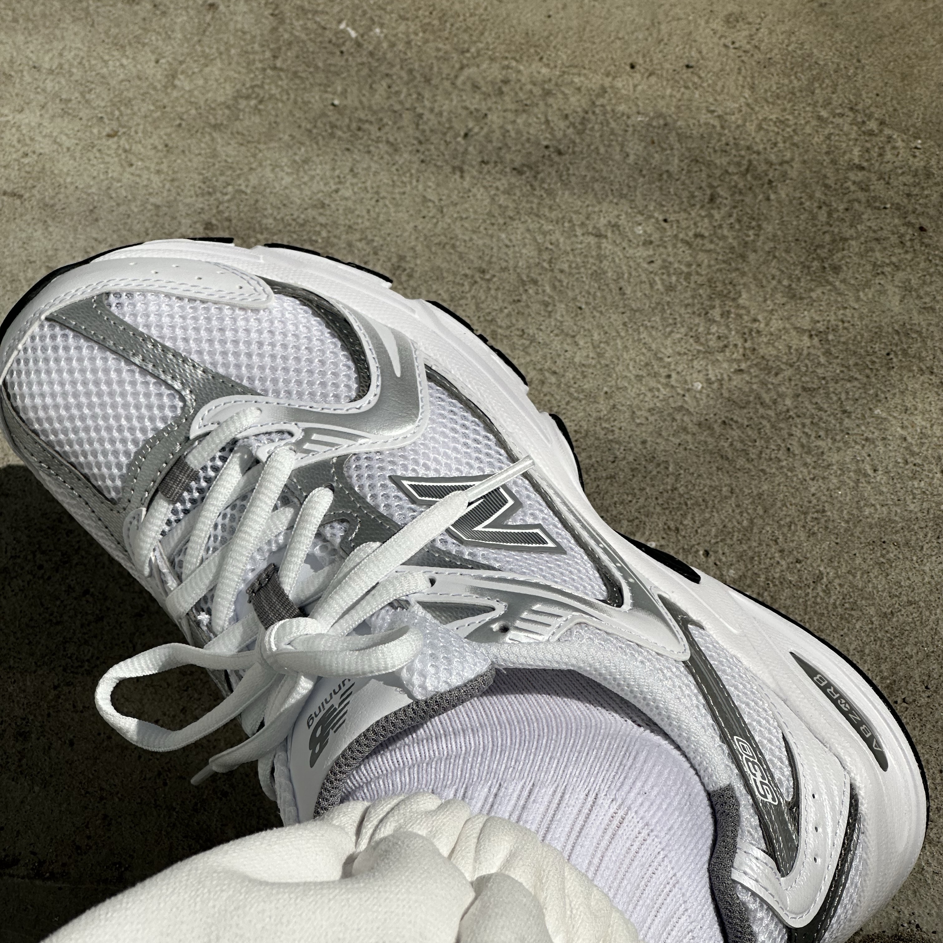 New Balance 530 White Silver 착용 스타일