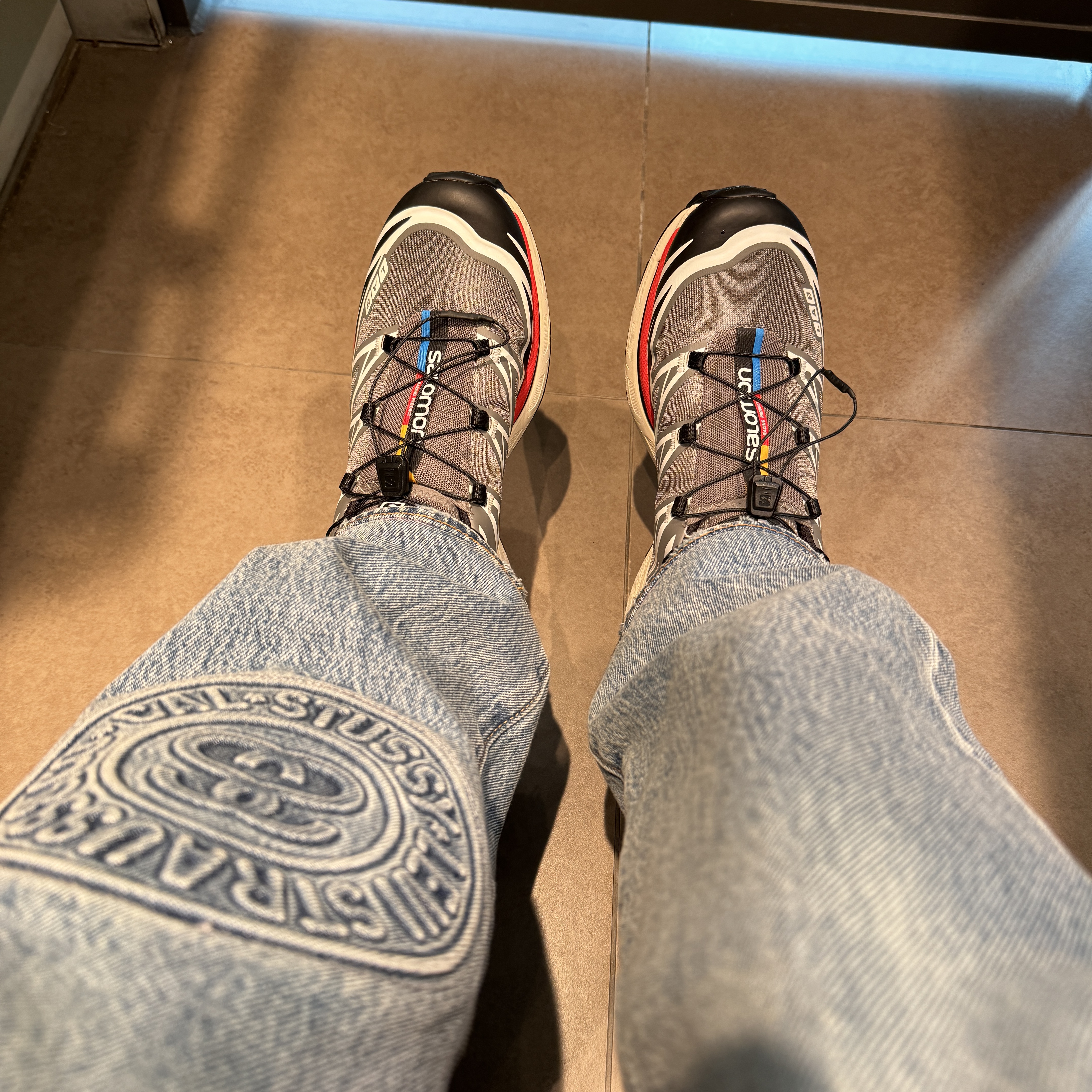 Salomon XT-6 Pewter Aurora Red 착용 스타일