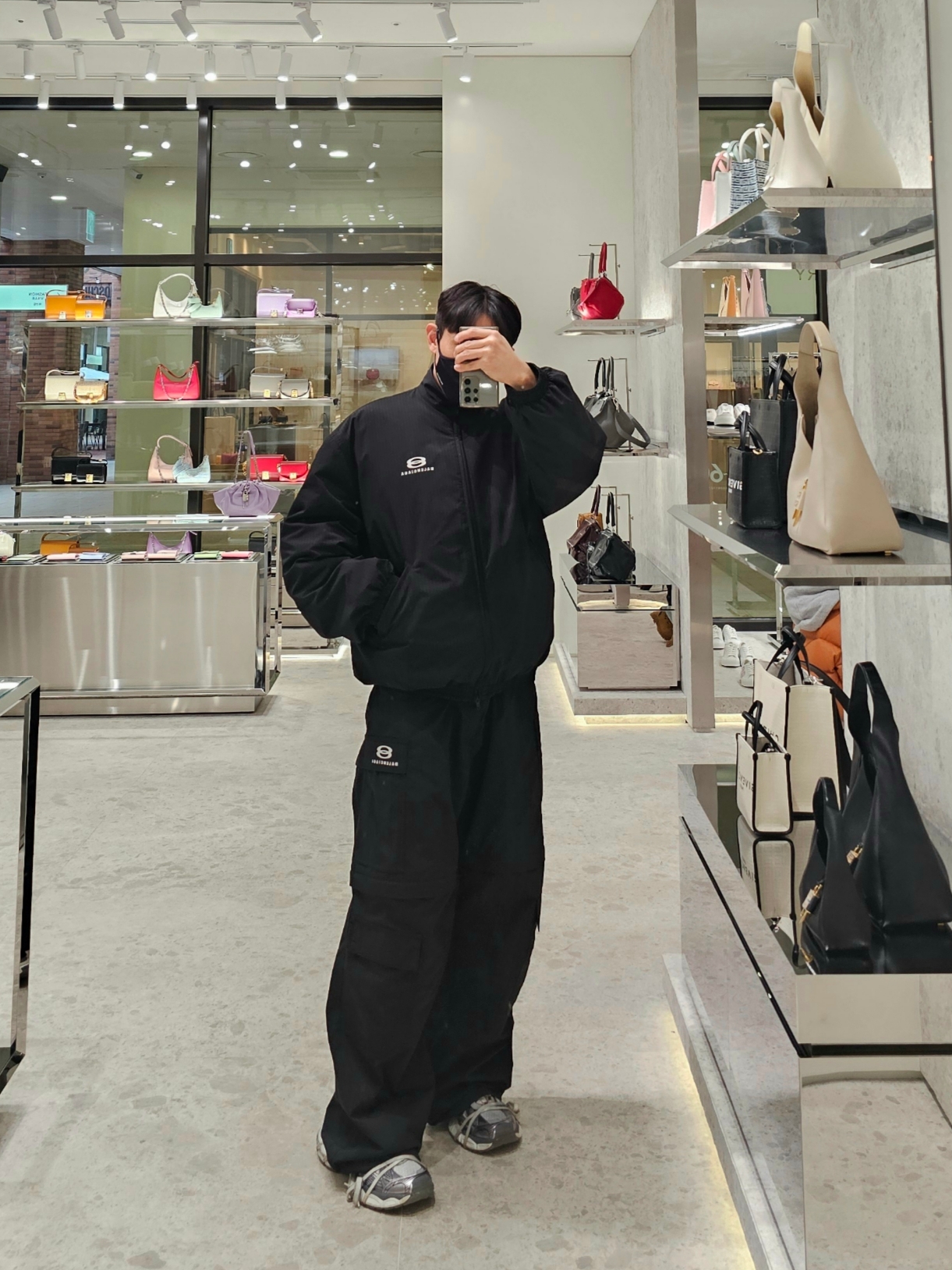 Balenciaga Unity Sports Icon Cargo Pants Black, Balenciaga Unity Sports Icon Cocoon Kick Windbreaker in Black 착용 스타일 - 4