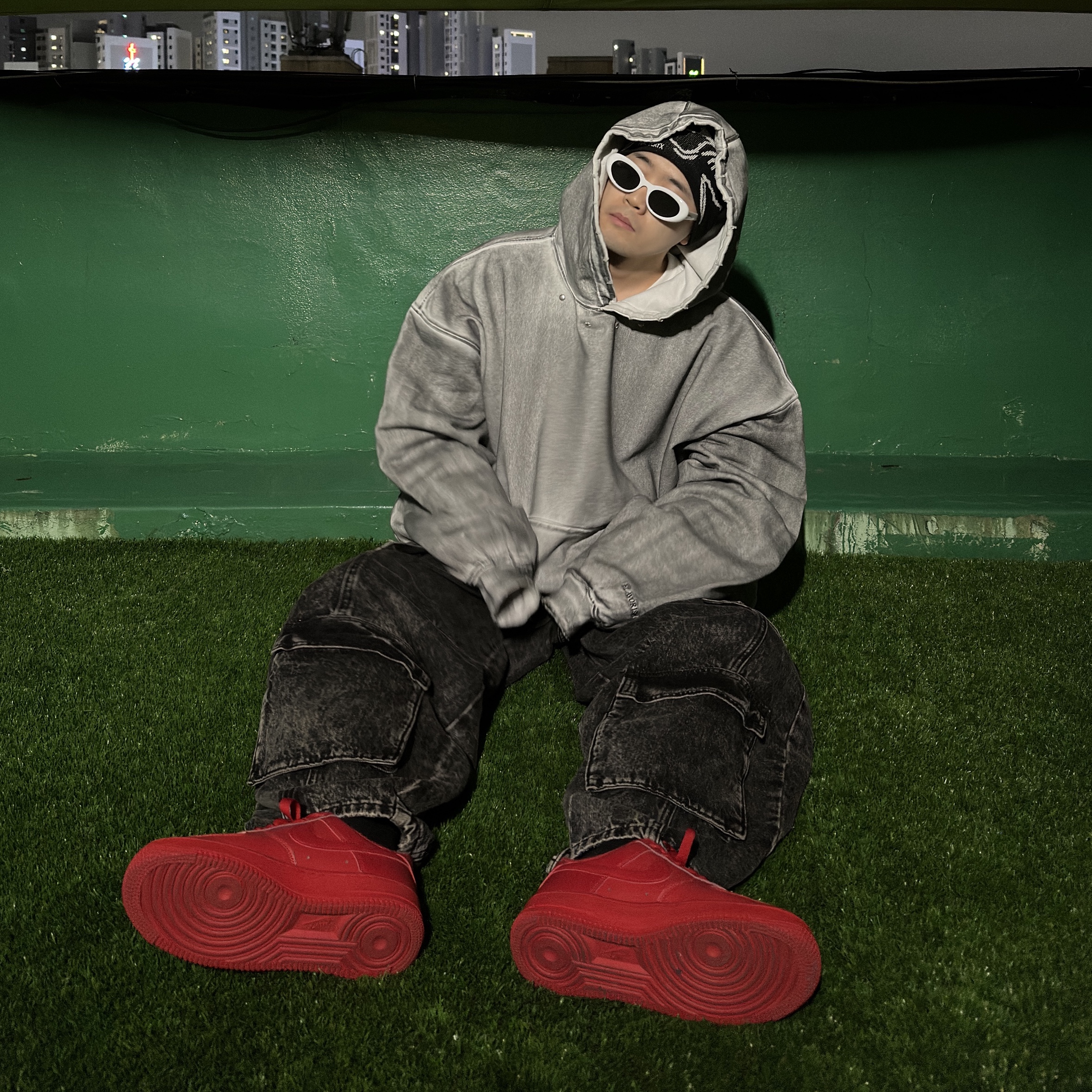 Arc'teryx Bird Head Toque Orca, Nike Air Force 1 '07 LV8 Low 1 Triple Red 착용 스타일 - 4