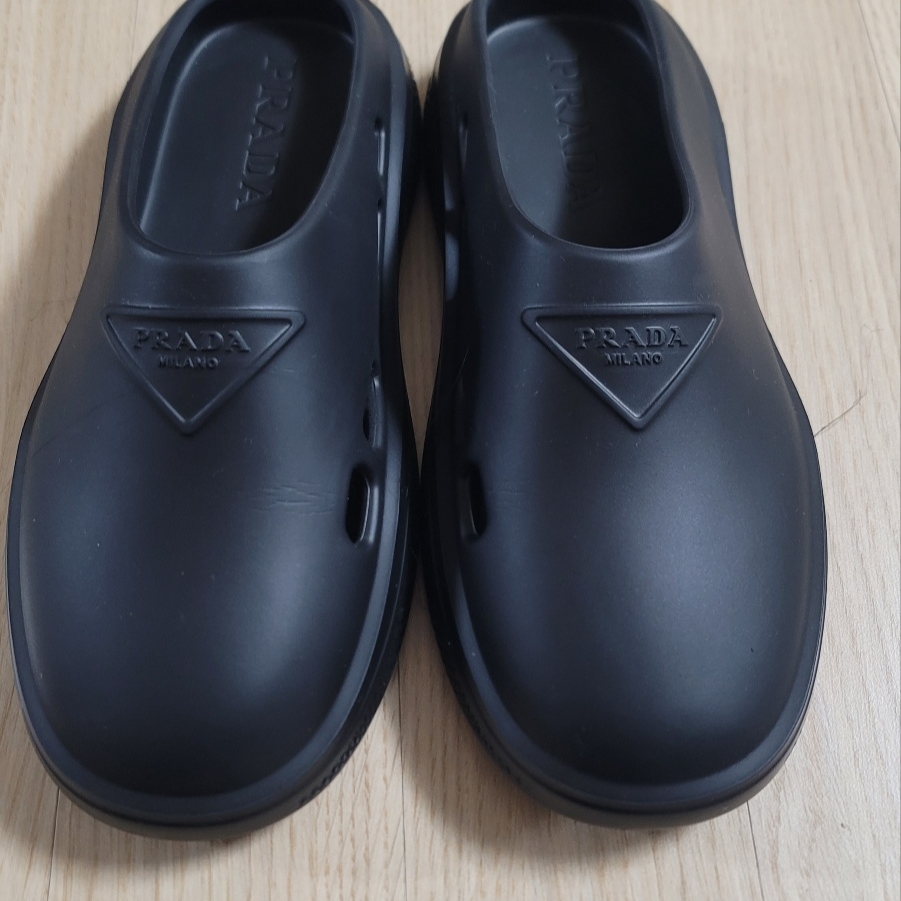 Prada Mellow Rubber Mules Black 착용 스타일 - 2