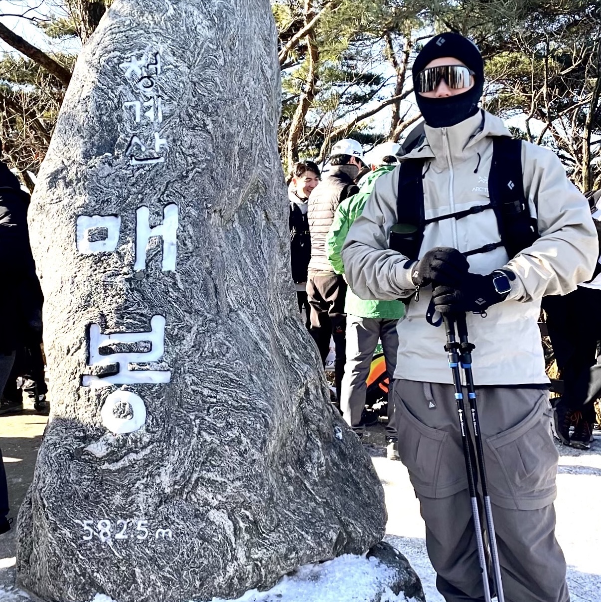Oakley Sutro Polished Black Frame Prizm Black Lenses Low Bridge Fit, Nike ACG Smith Summit Cargo Pants Olive Grey - Asia 착용 스타일