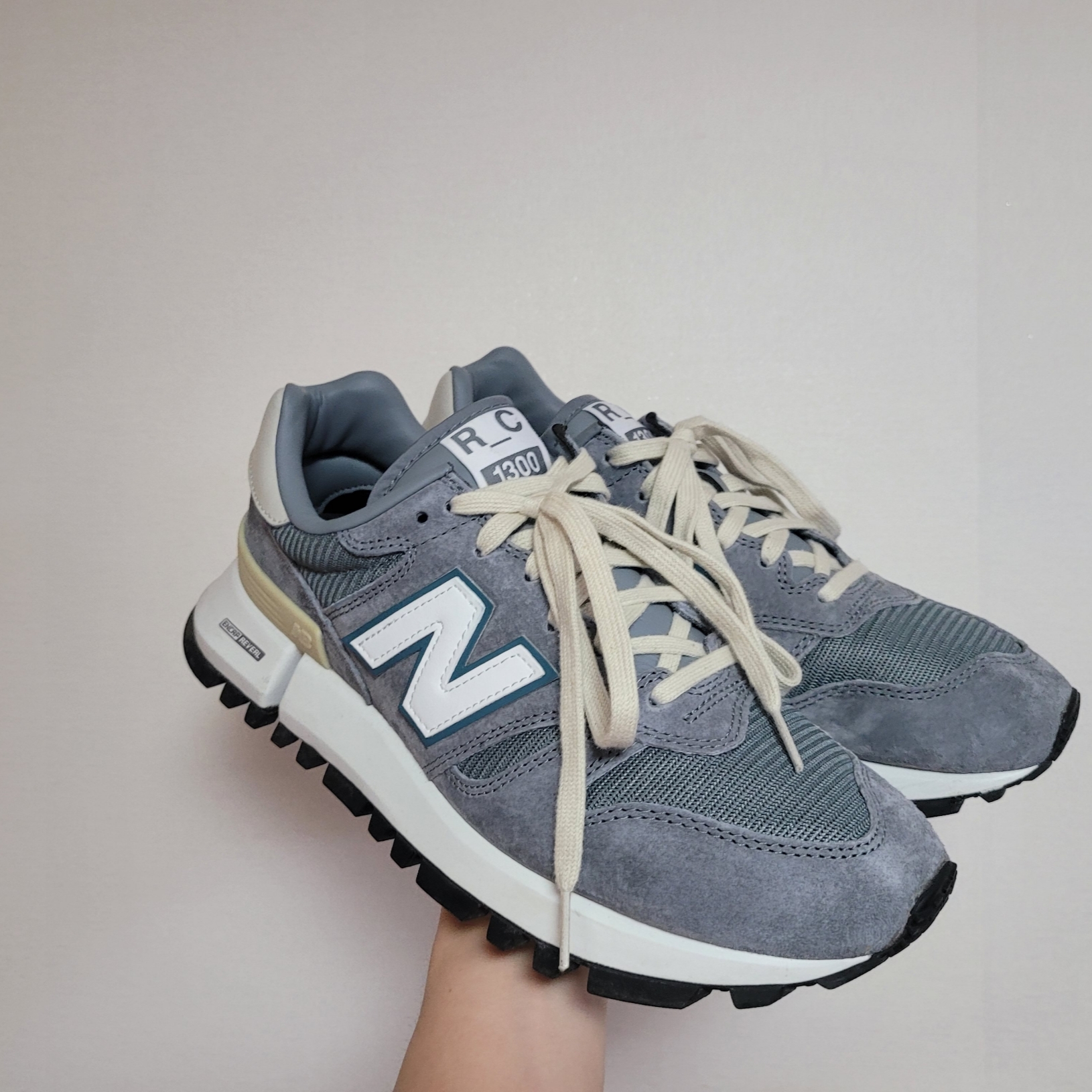 New Balance x Tokyo Design Studio R_C 1300 Grey Teal 착용 스타일 - 2