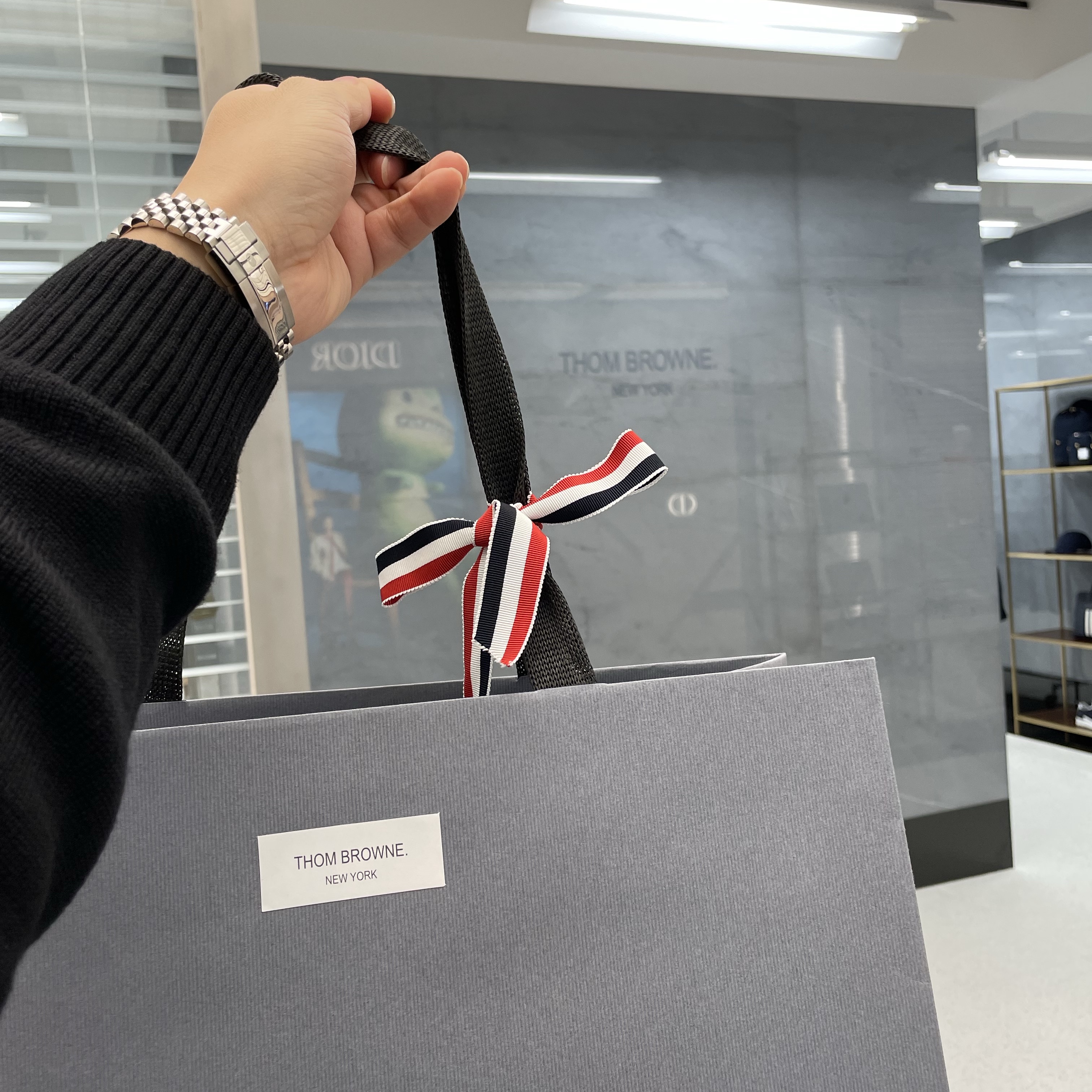 Thom Browne Sustainable Fine Merino Wool 4-Bar Classic Cardigan Navy, Thom Browne Sustainable Fine Merino Wool 4-Bar Classic Cardigan Dark Grey 착용 스타일 - 4