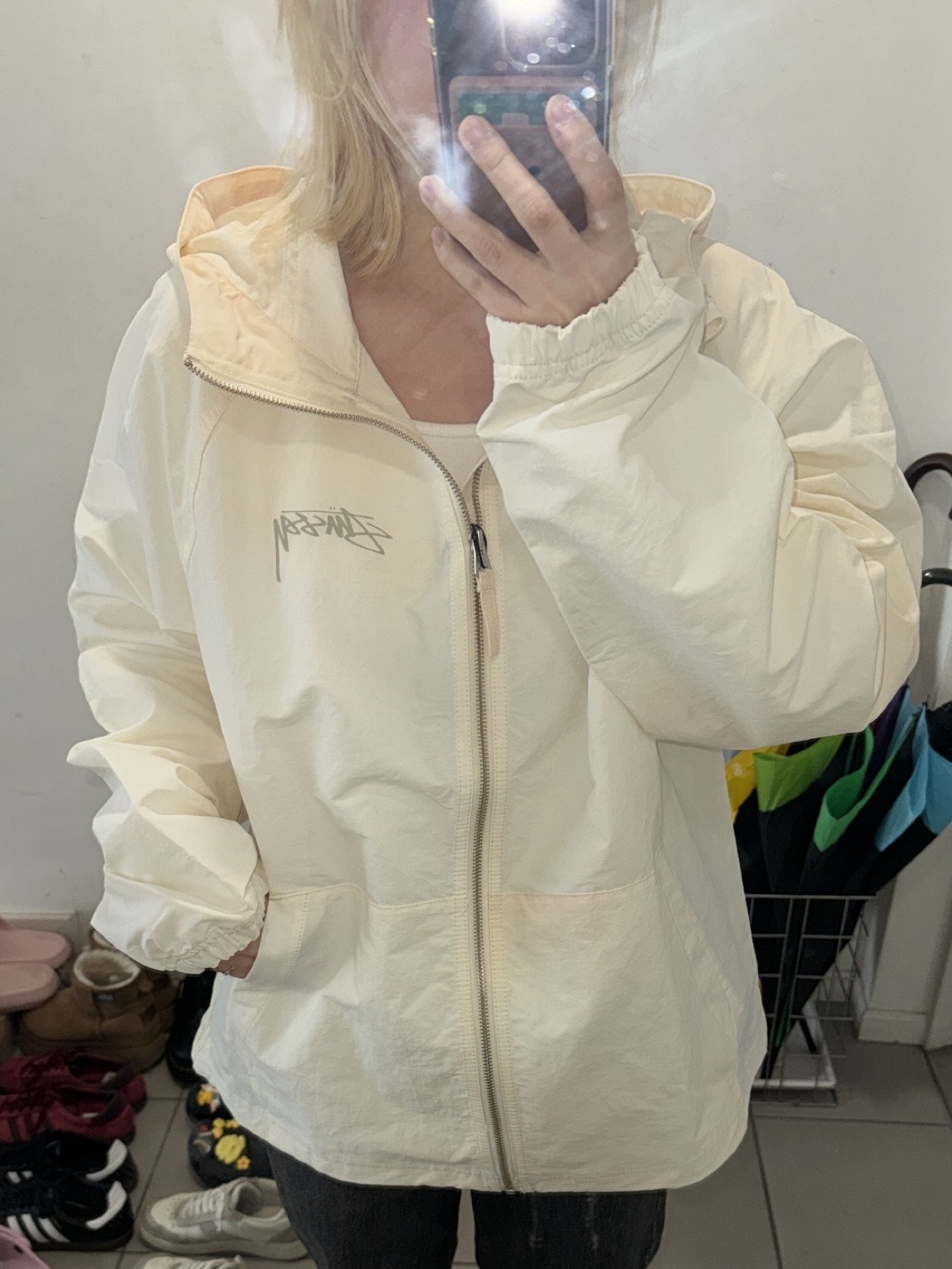 Stussy Wave Dye Beach Shell Jacket Bone 착용 스타일 - 1