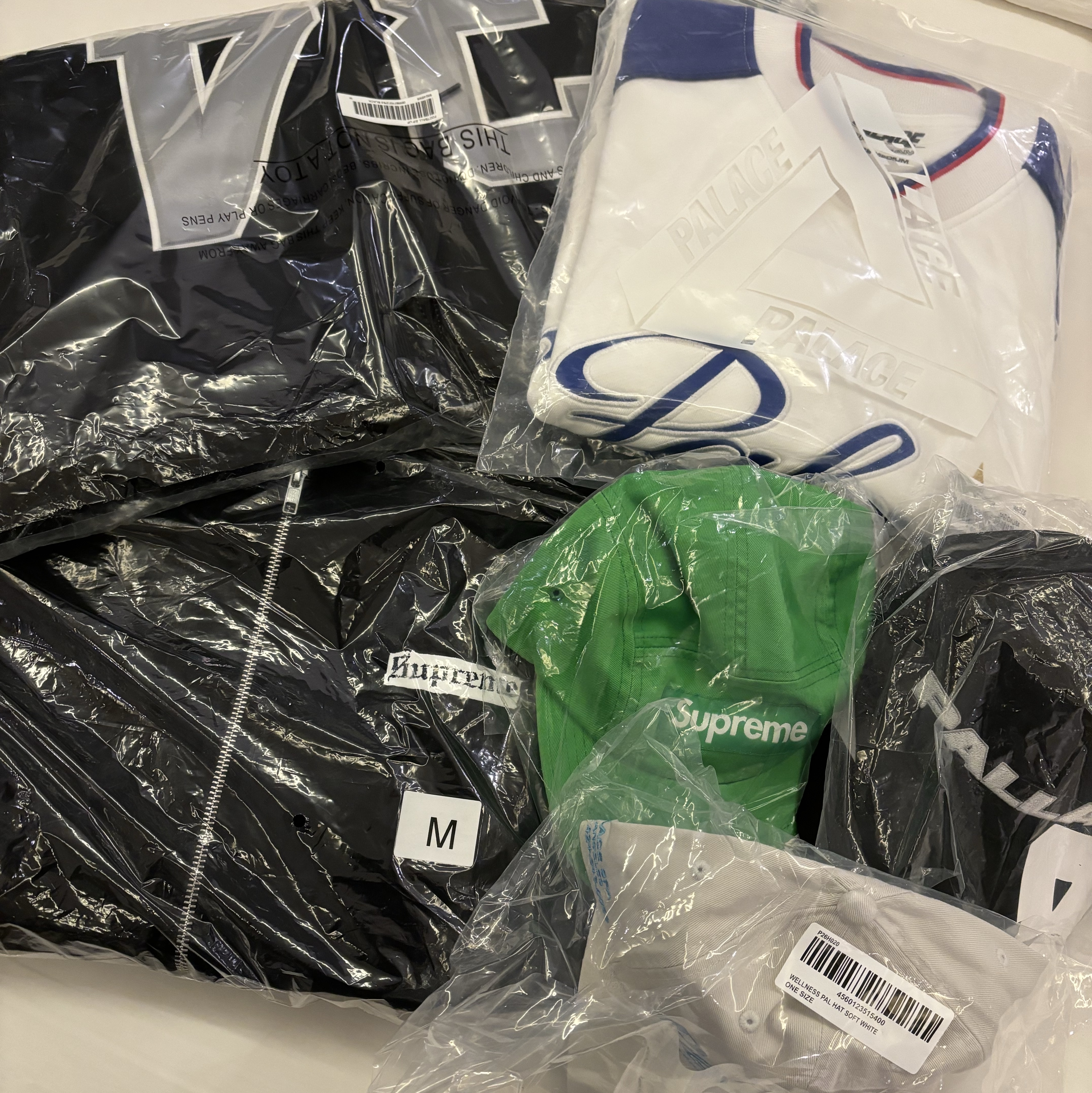 Palace Star Script Crew White - 24SS, Supreme Football Zip Up Hooded Sweatshirt Black - 24SS 착용 스타일