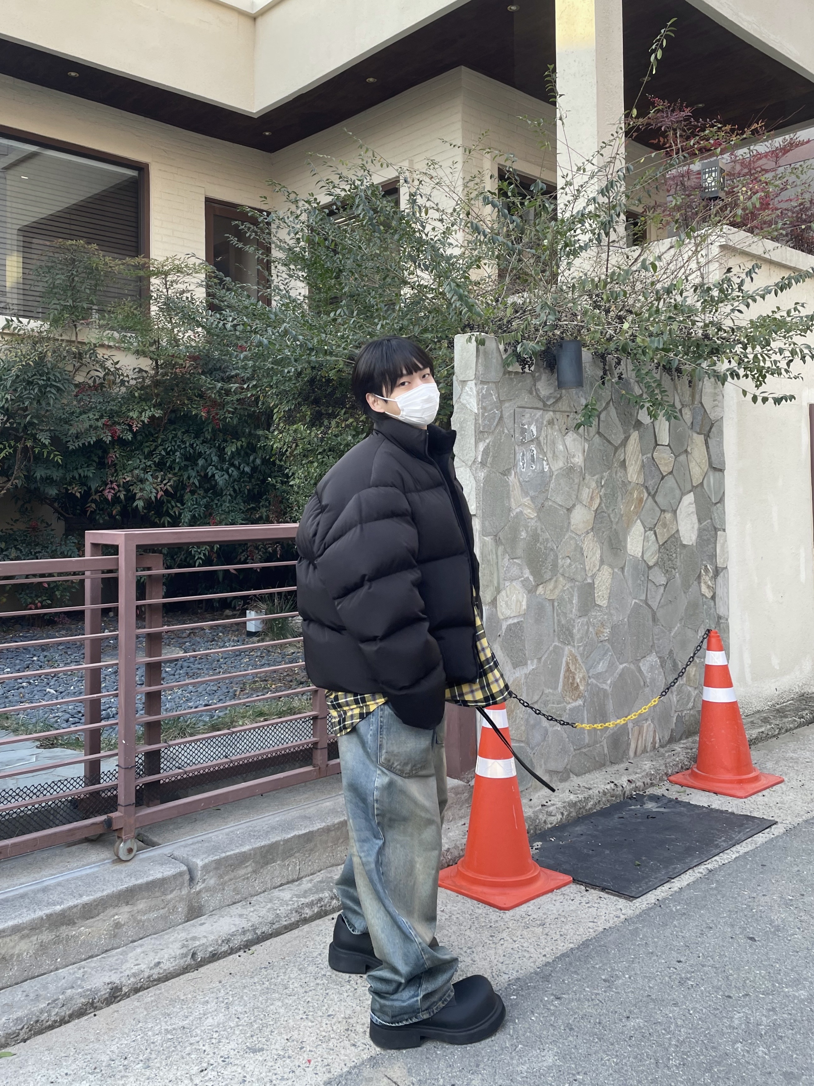 Project G/R Reversible Hoodie Check Shirts Black Yellow, Project G/R Coated Backward Denim Pants Blue 착용 스타일
