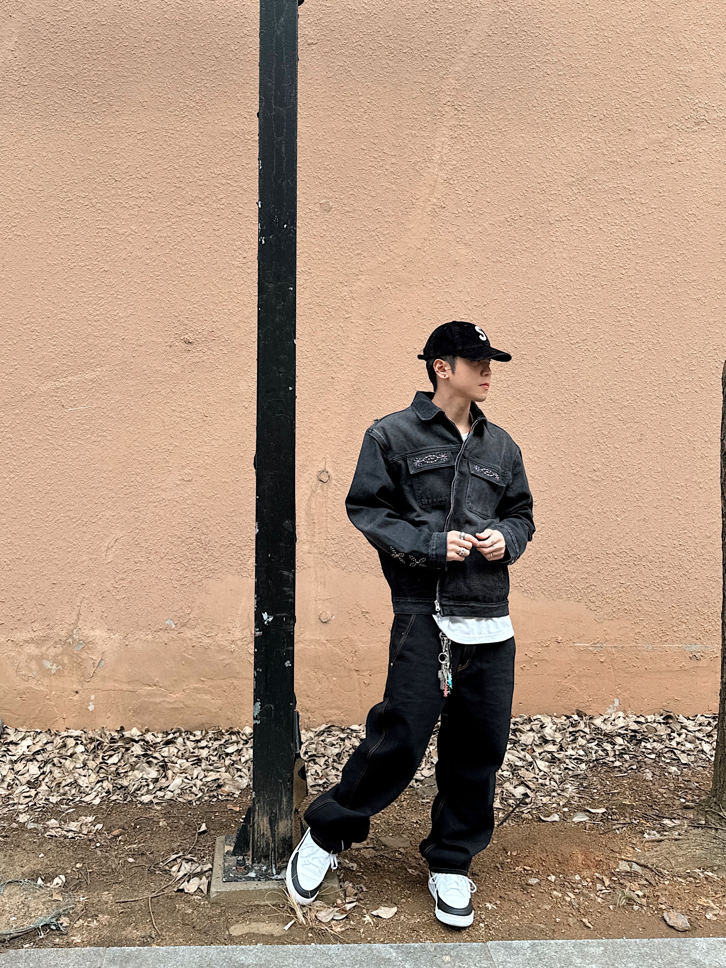 Supreme Corduroy S Logo 6-Panel Black - 23FW, Jordan 3 x Fragment Retro SP White Black 착용 스타일 - 8