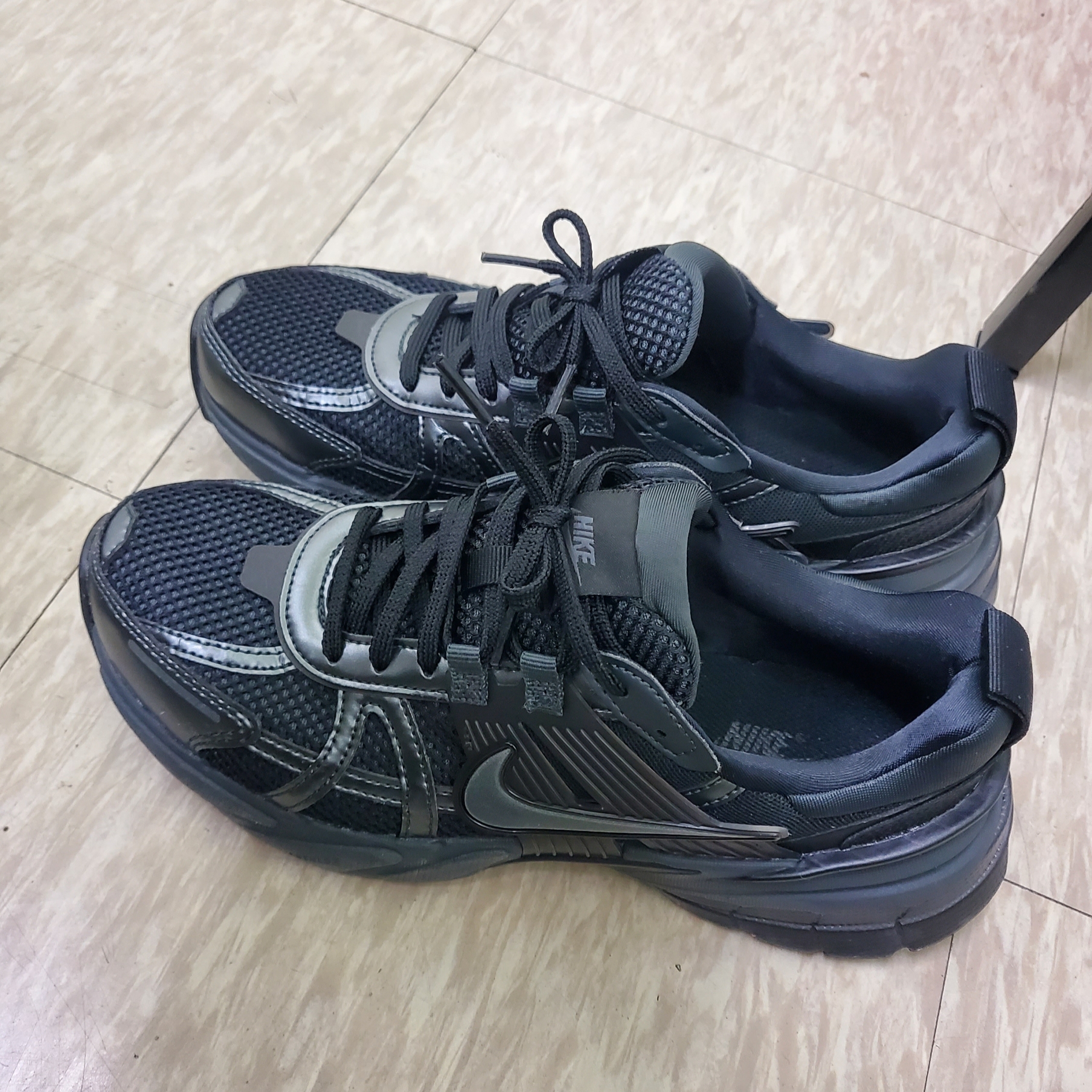 Nike V2K Run Black Anthracite 착용 스타일 - 1