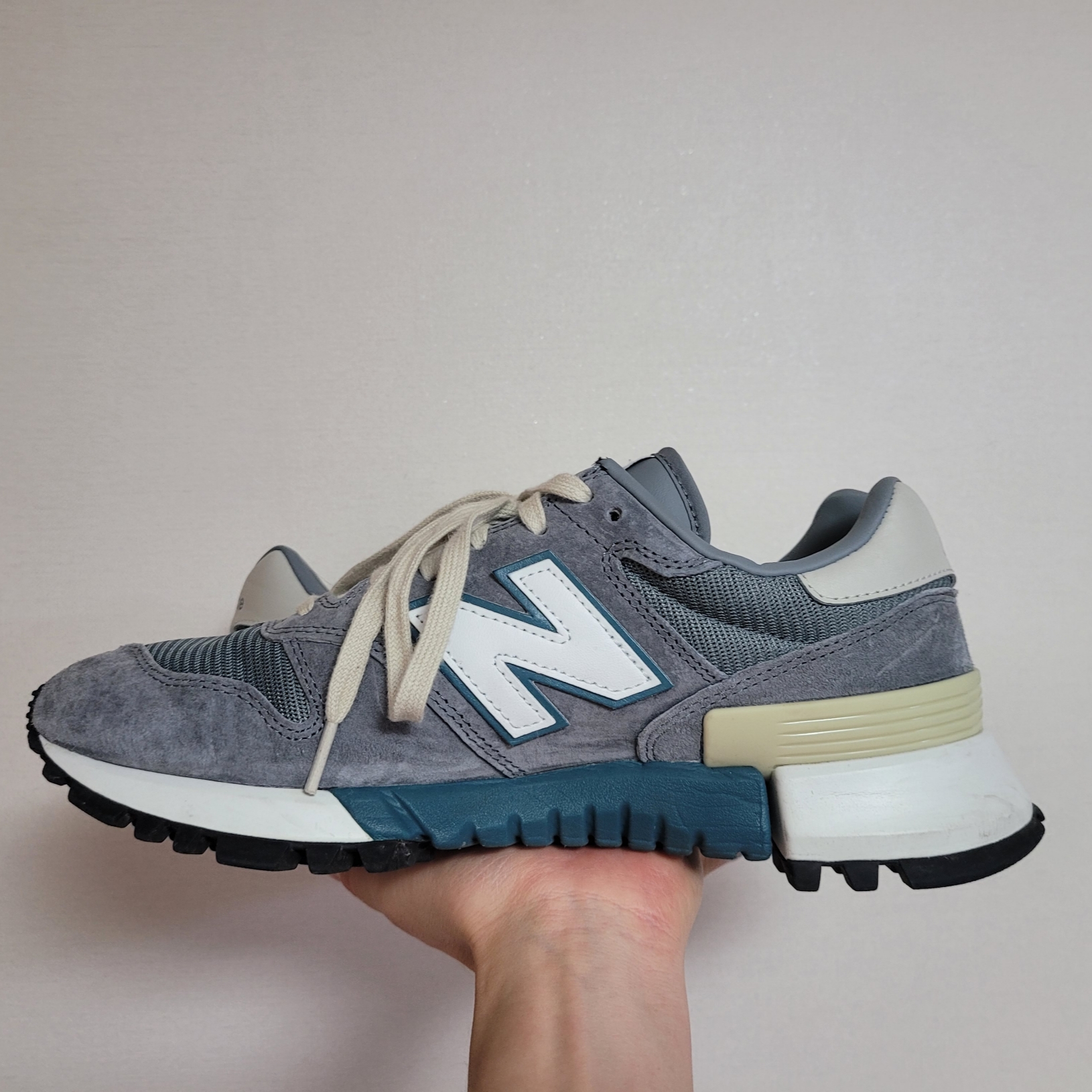 New Balance x Tokyo Design Studio R_C 1300 Grey Teal 착용 스타일 - 4