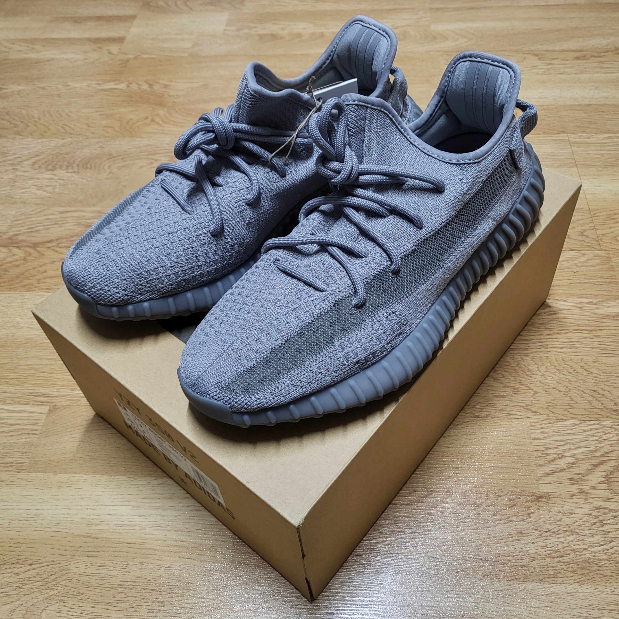 Adidas Yeezy Boost 350 V2 Steel Grey 착용 스타일 - 1