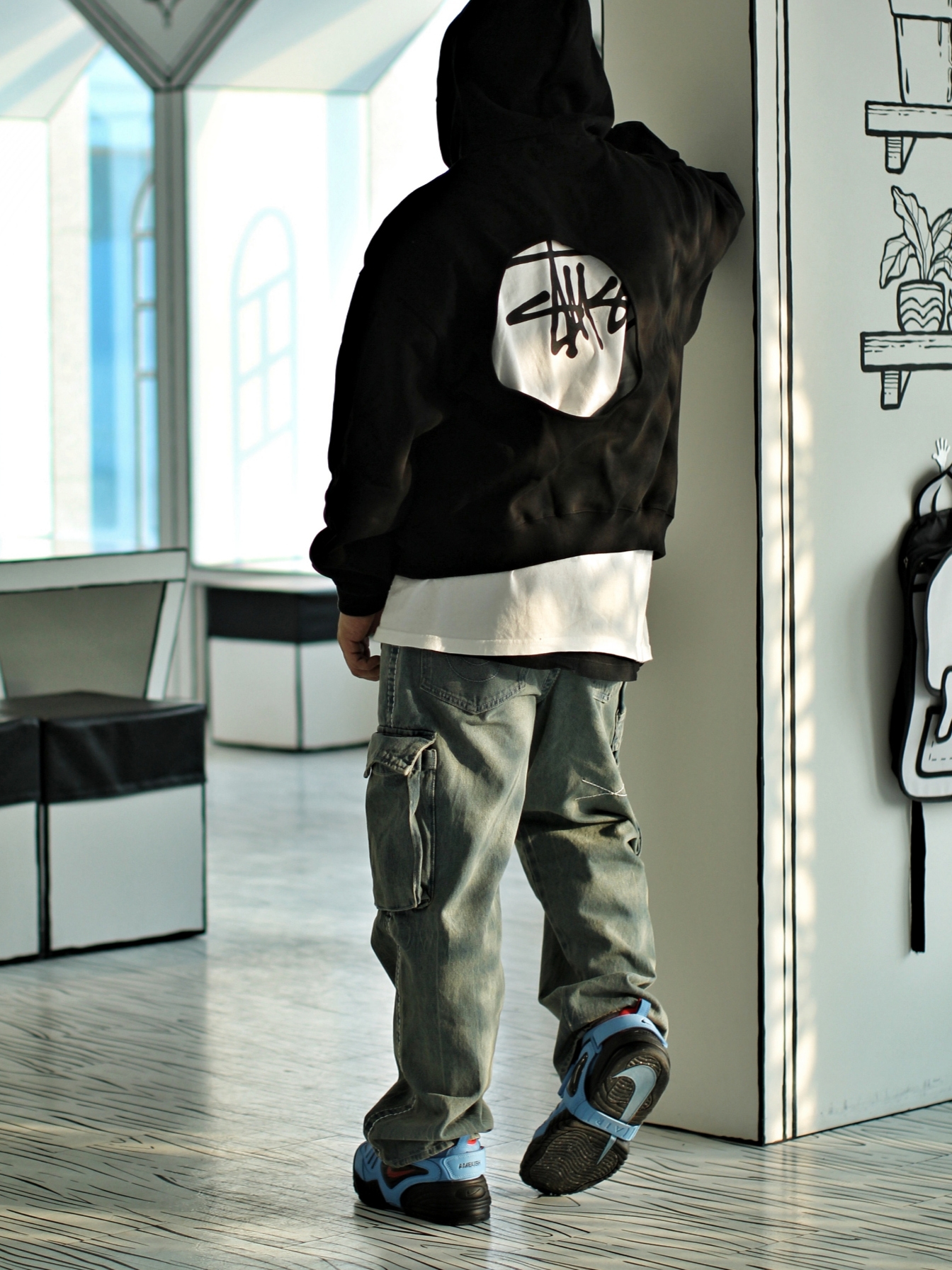 Stussy Basic Stussy T-Shirt White 2023, True Religion Bullet Pocket Denim Pants Light Indigo 착용 스타일 - 2