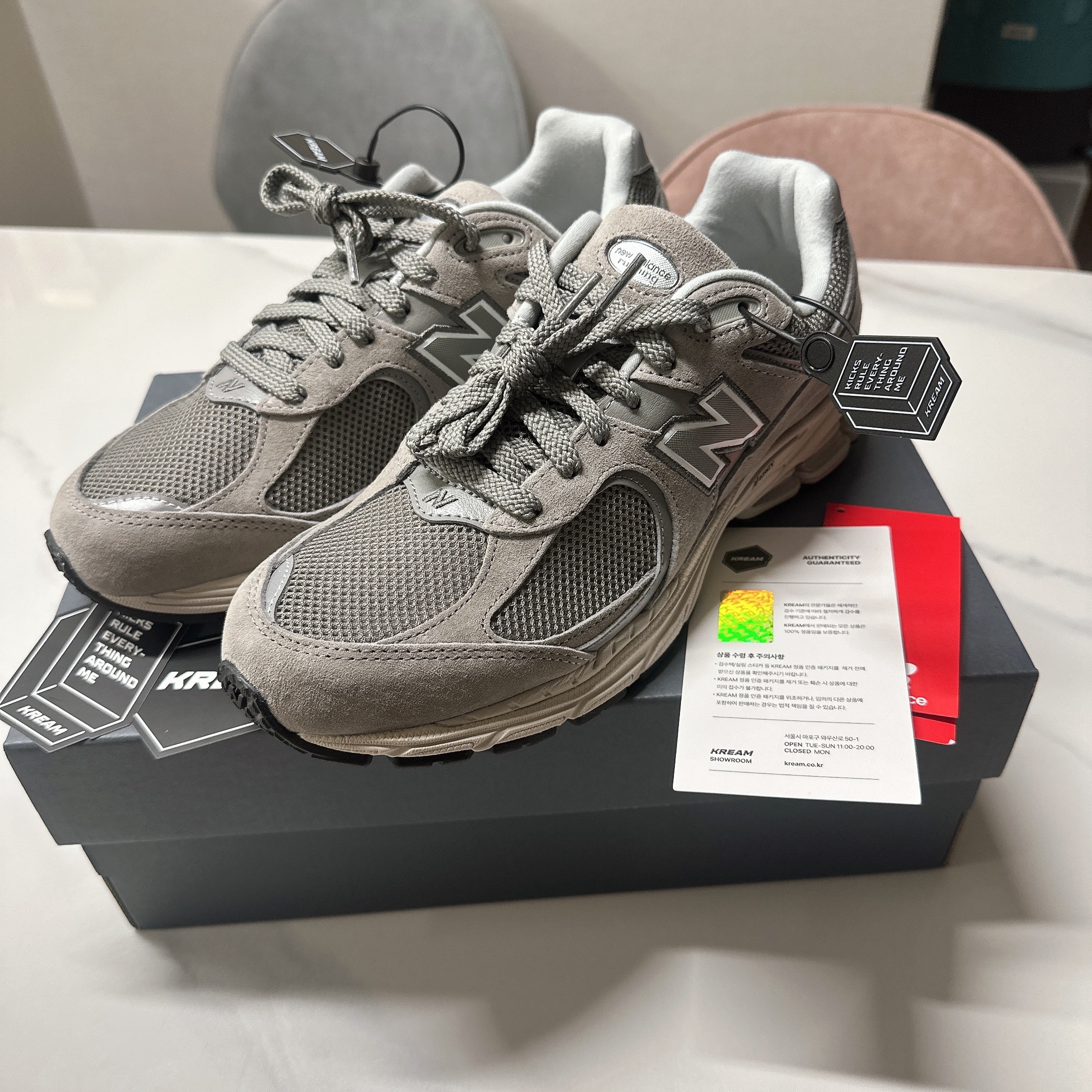 New Balance 2002R Grey 착용 스타일 - 1