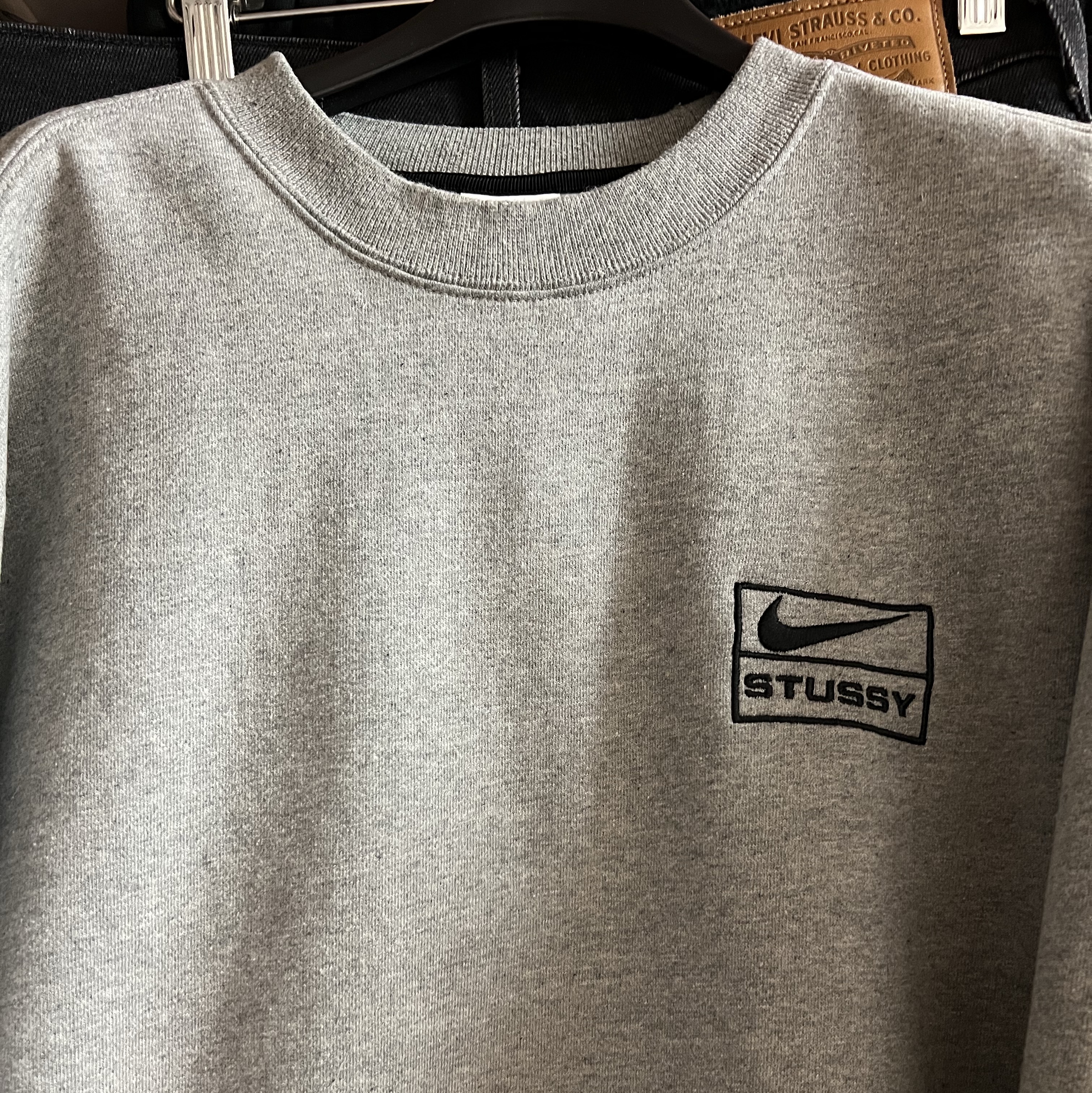 Nike x Stussy NRG Fleece Crewneck Dark Grey Heather (DO9337-063) 착용 스타일 - 1