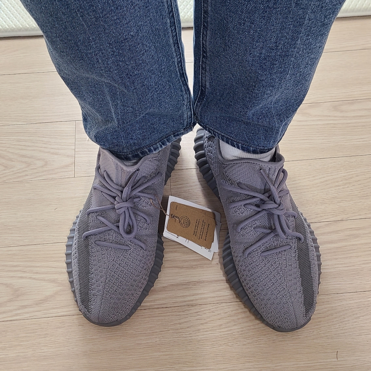 Adidas Yeezy Boost 350 V2 Steel Grey 착용 스타일 - 1