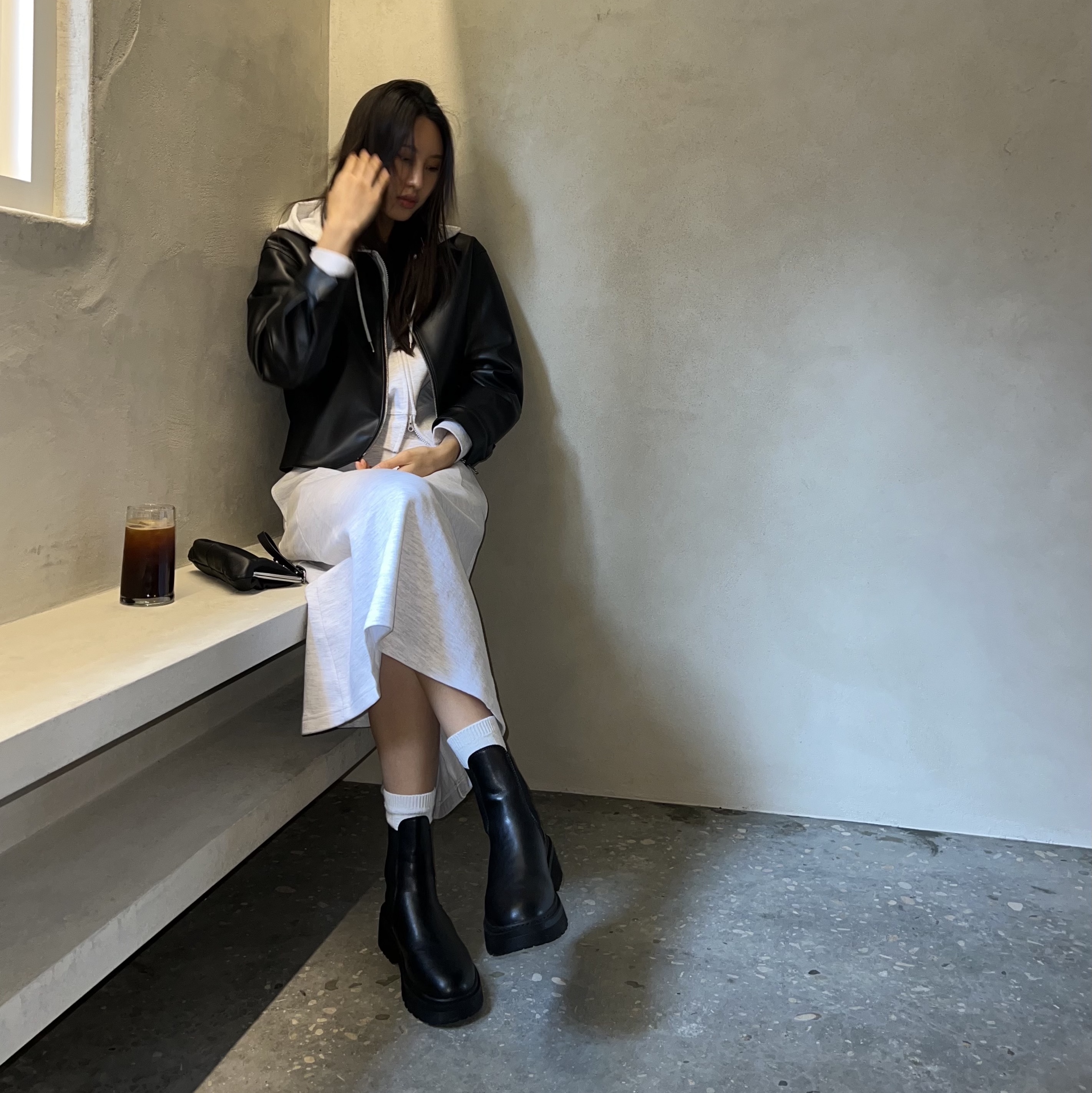 Dr. Martens 2976 BETA DMXL Chelsea Boots Black, Vivienne Westwood Vegan Leather Granny Frame Purse Black 착용 스타일 - 1
