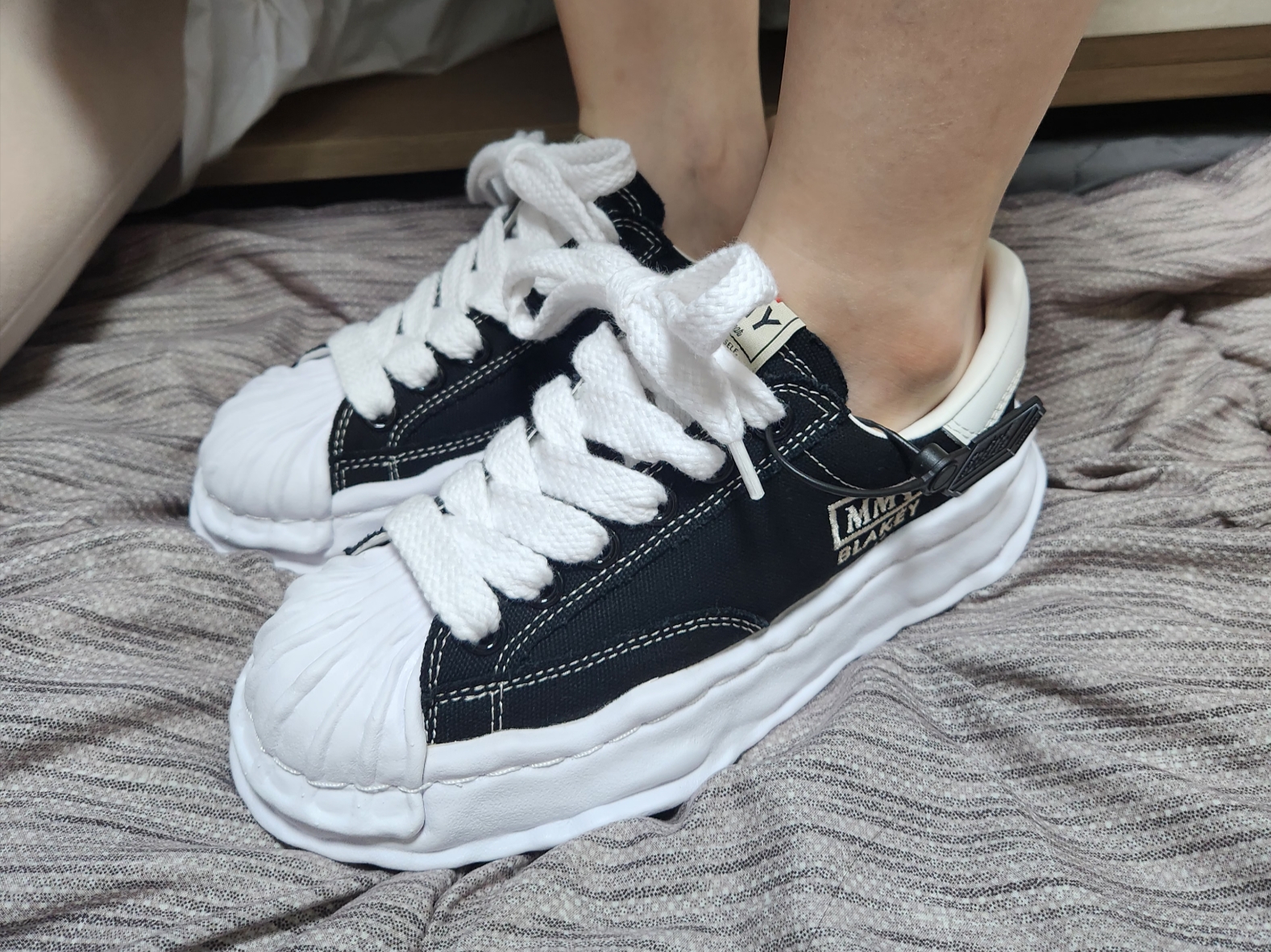 Maison Mihara Yasuhiro Blakey OG Sole Canvas Low-top Sneakers Black White 착용 스타일 - 2