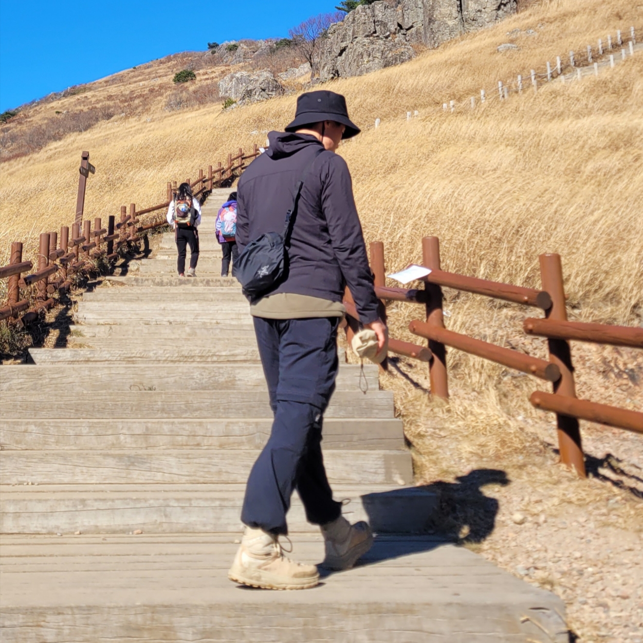 Nike ACG Smith Summit Cargo Pants Black Anthracite - Asia, Arc'teryx Squamish Hoody Black 착용 스타일