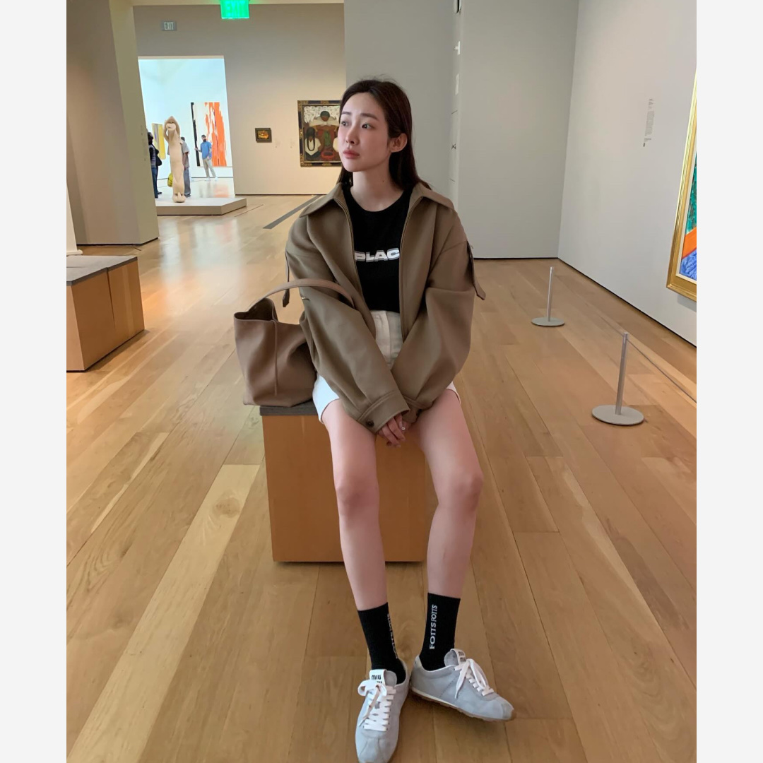 (W) Miu Miu Suede Sneakers Light Blue 착용 스타일 - 2