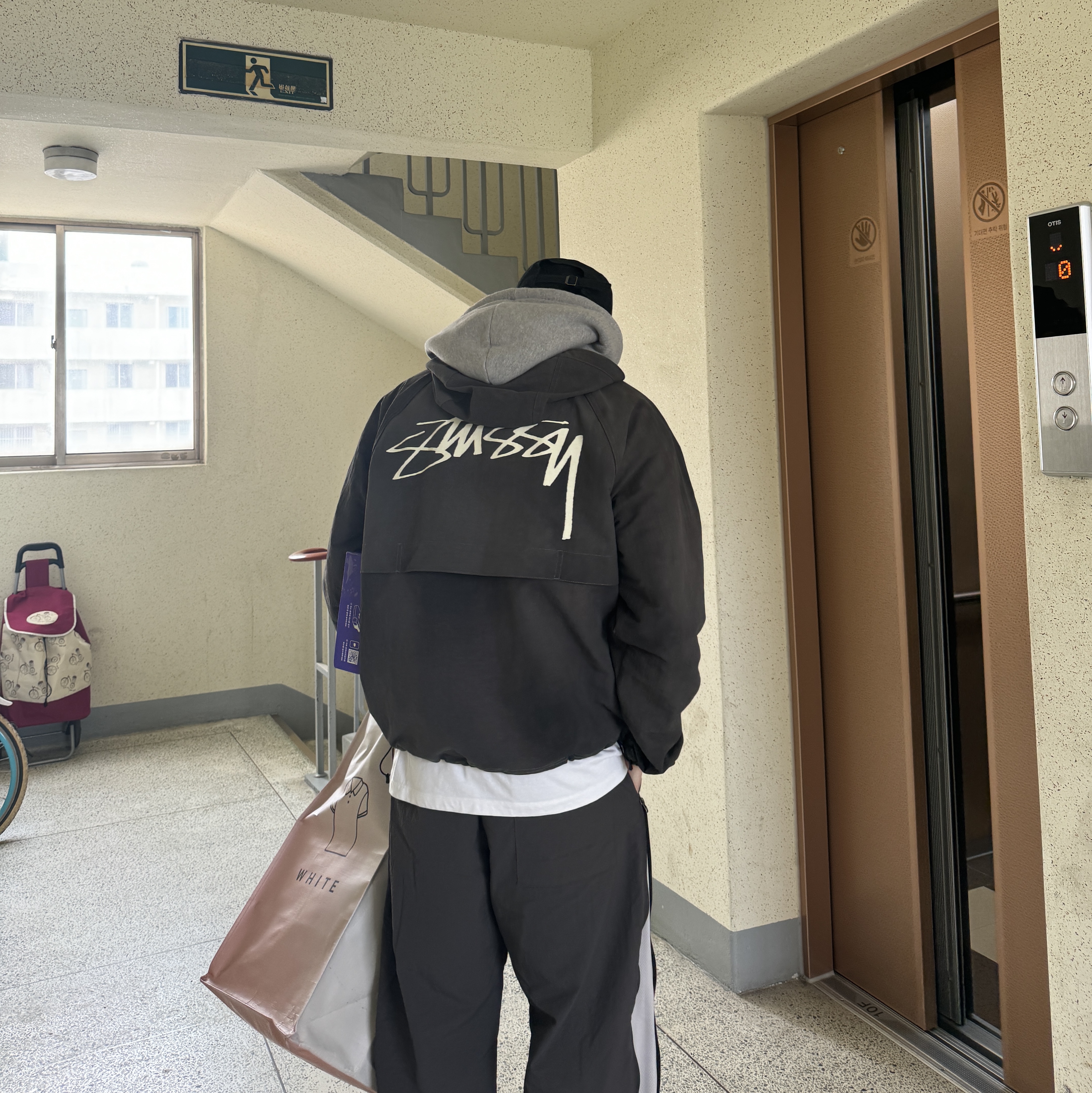 Stussy Wave Dye Beach Shell Jacket Black 착용 스타일 - 2