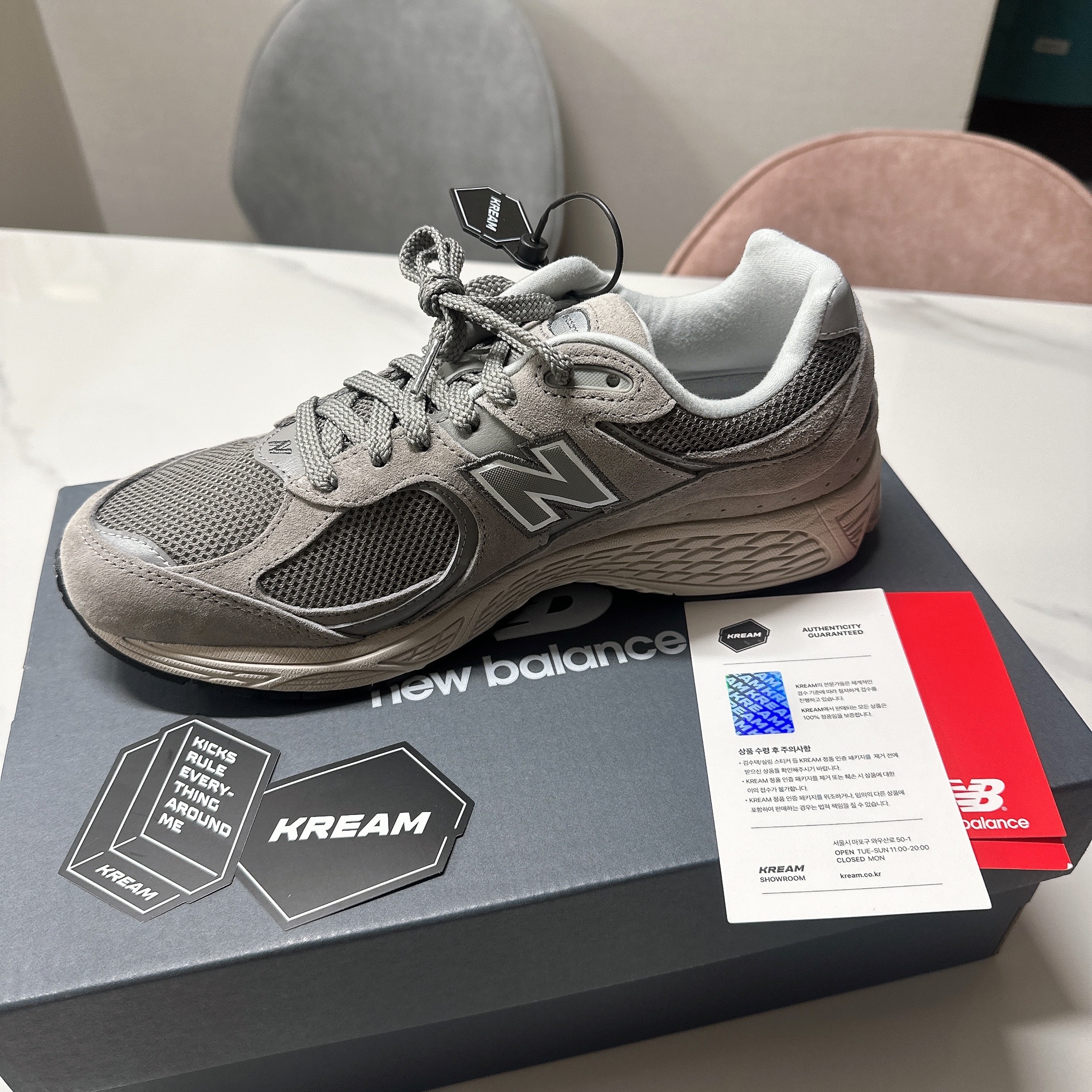 New Balance 2002R Grey 착용 스타일 - 2