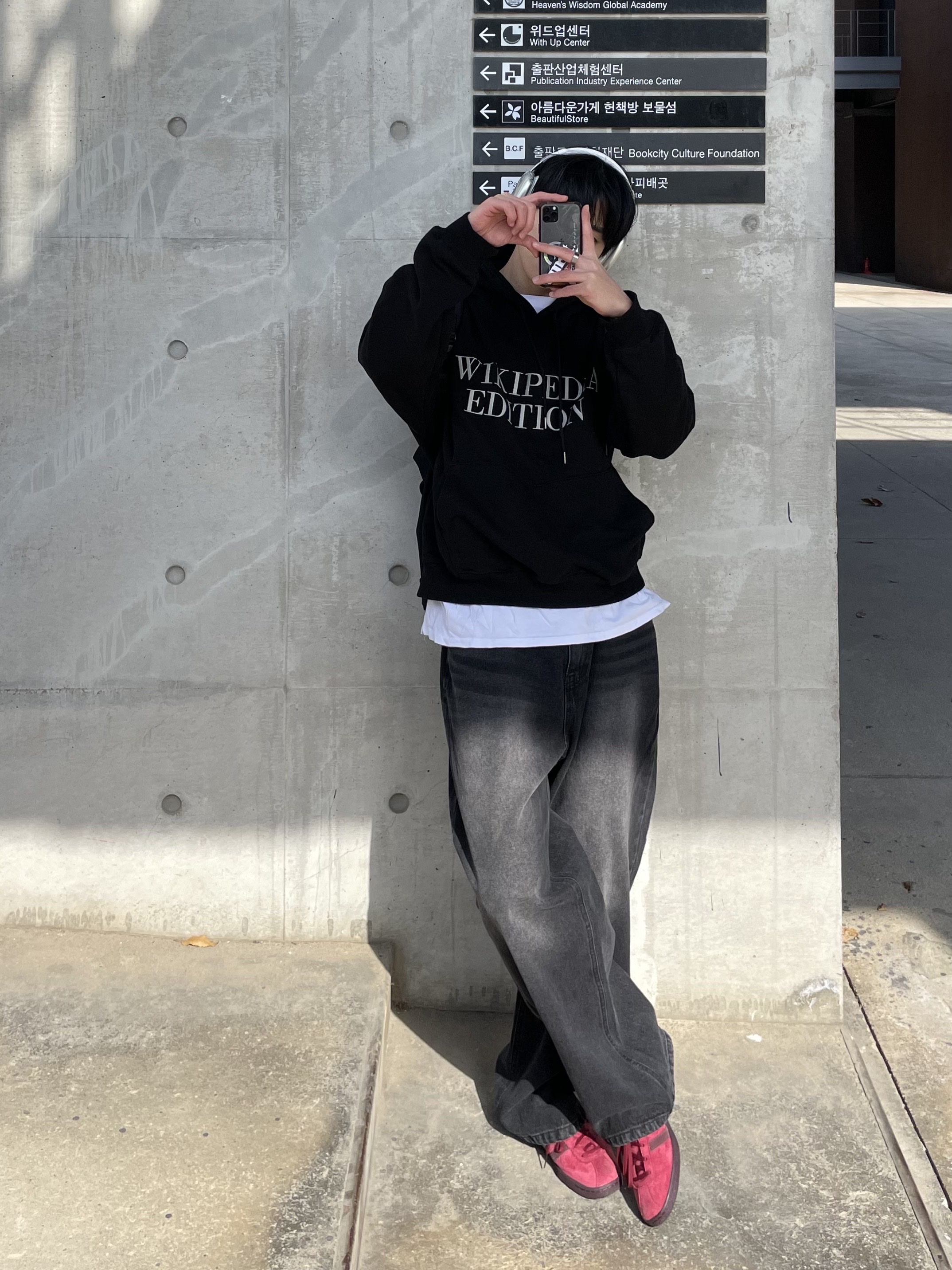 Adidas Tobacco Gruen Collegiate Burgundy, Apple AirPods Max Lightning Silver (Korean Ver.) 착용 스타일 - 4
