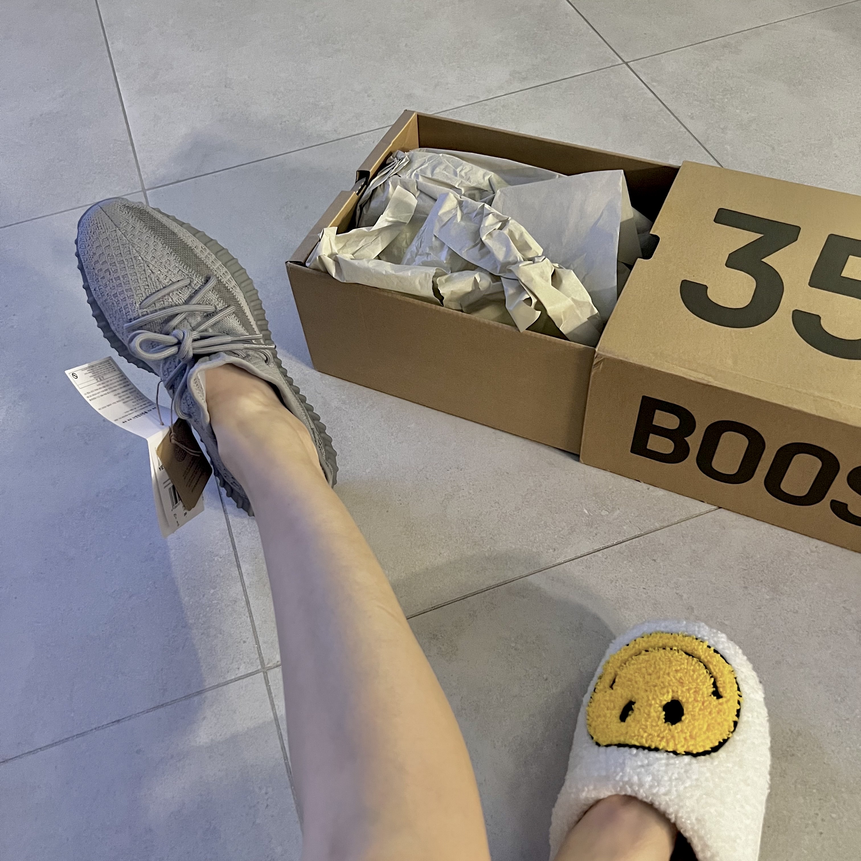 Adidas Yeezy Boost 350 V2 Steel Grey 착용 스타일