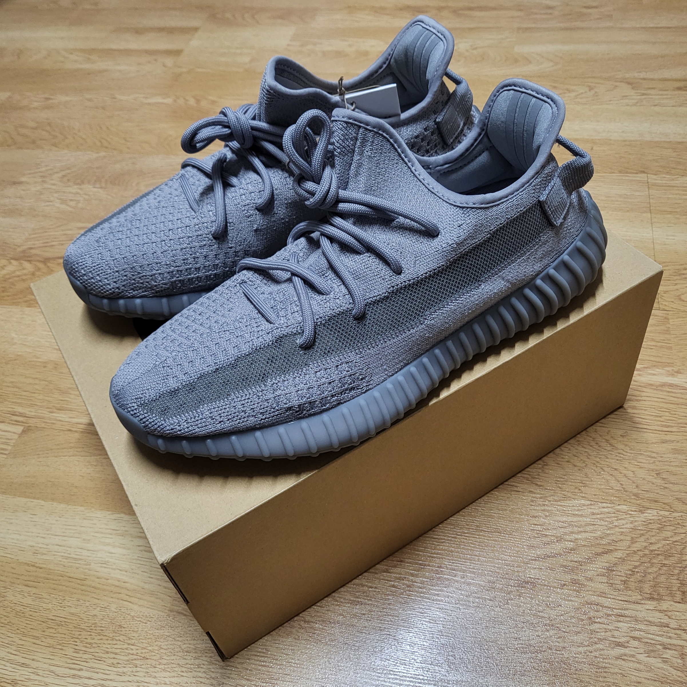Adidas Yeezy Boost 350 V2 Steel Grey 착용 스타일 - 2