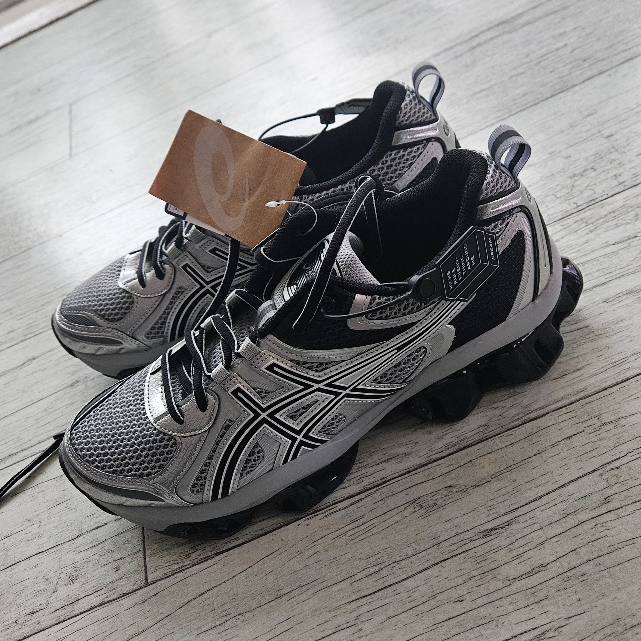 Asics Gel-Quantum Kinetic Mid Grey Pure Silver 착용 스타일