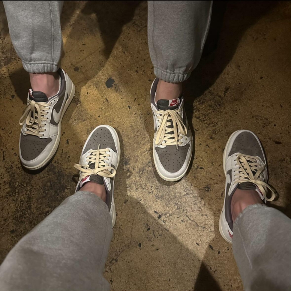 Jordan 1 x Travis Scott Retro Low OG SP Sail and Ridgerock 착용 스타일