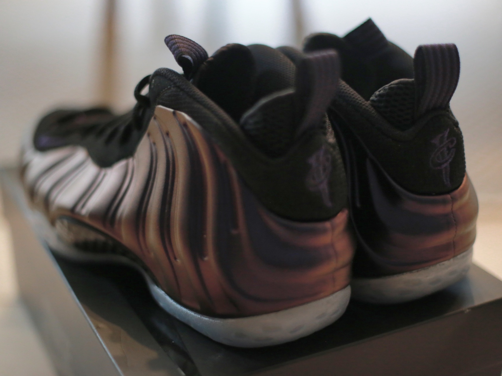 Nike Air Foamposite One Black Varsity Purple 착용 스타일 - 3