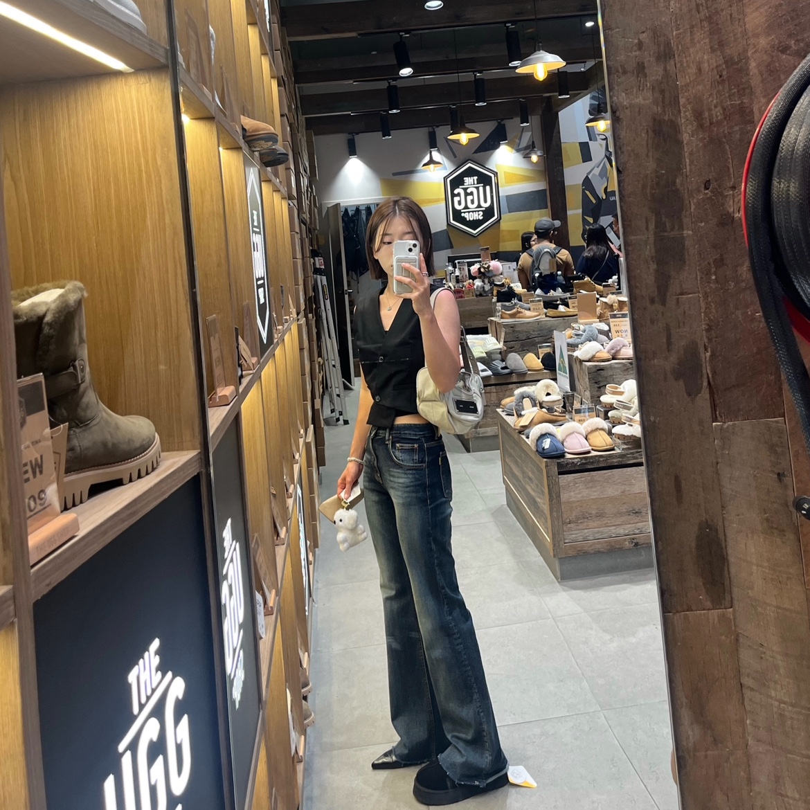(W) UGG Tazz Slipper Black, Matin Kim Madeleine Round Bag Light Beige 착용 스타일 - 1