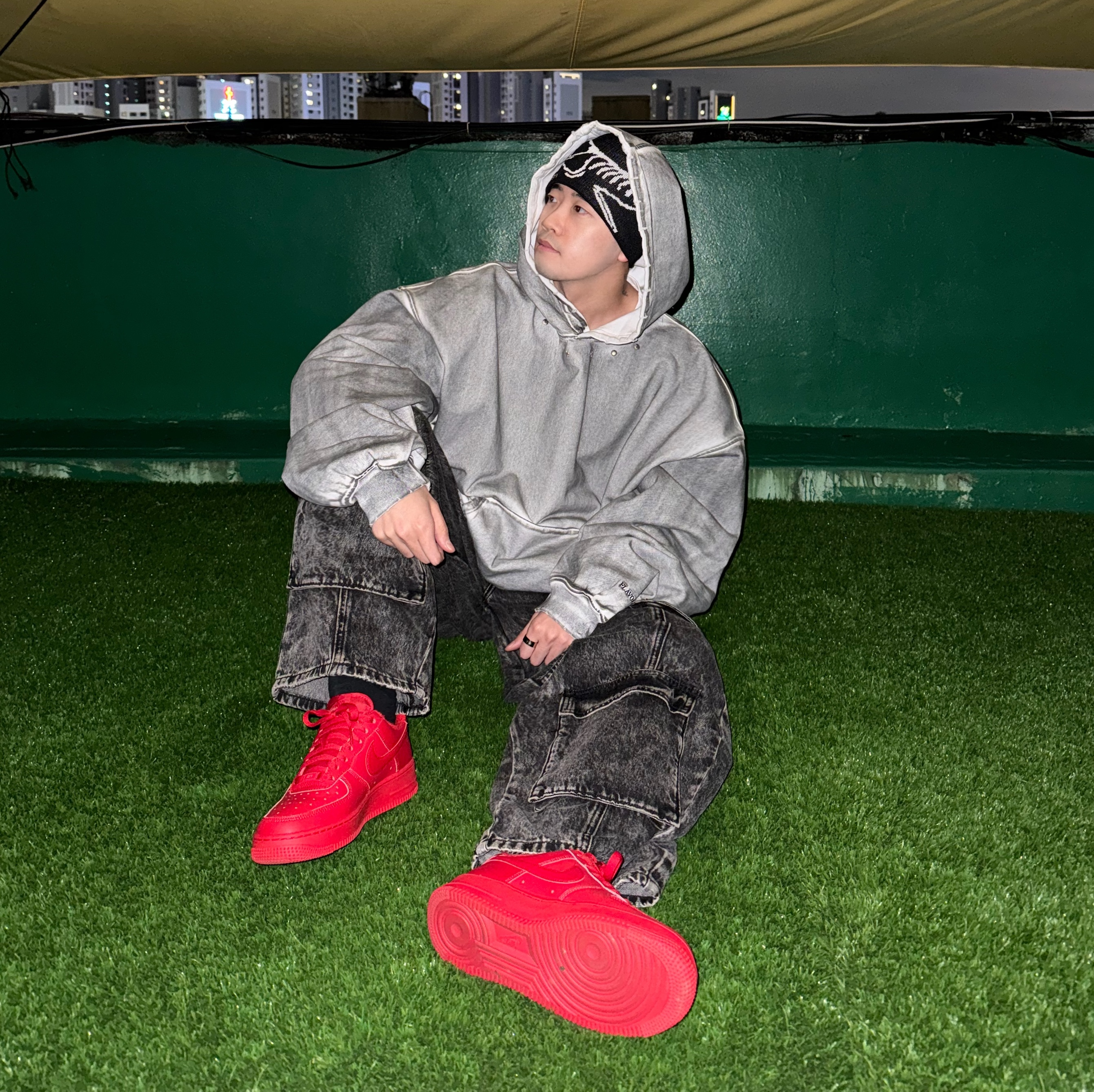 Arc'teryx Bird Head Toque Orca, Nike Air Force 1 '07 LV8 Low 1 Triple Red 착용 스타일 - 1