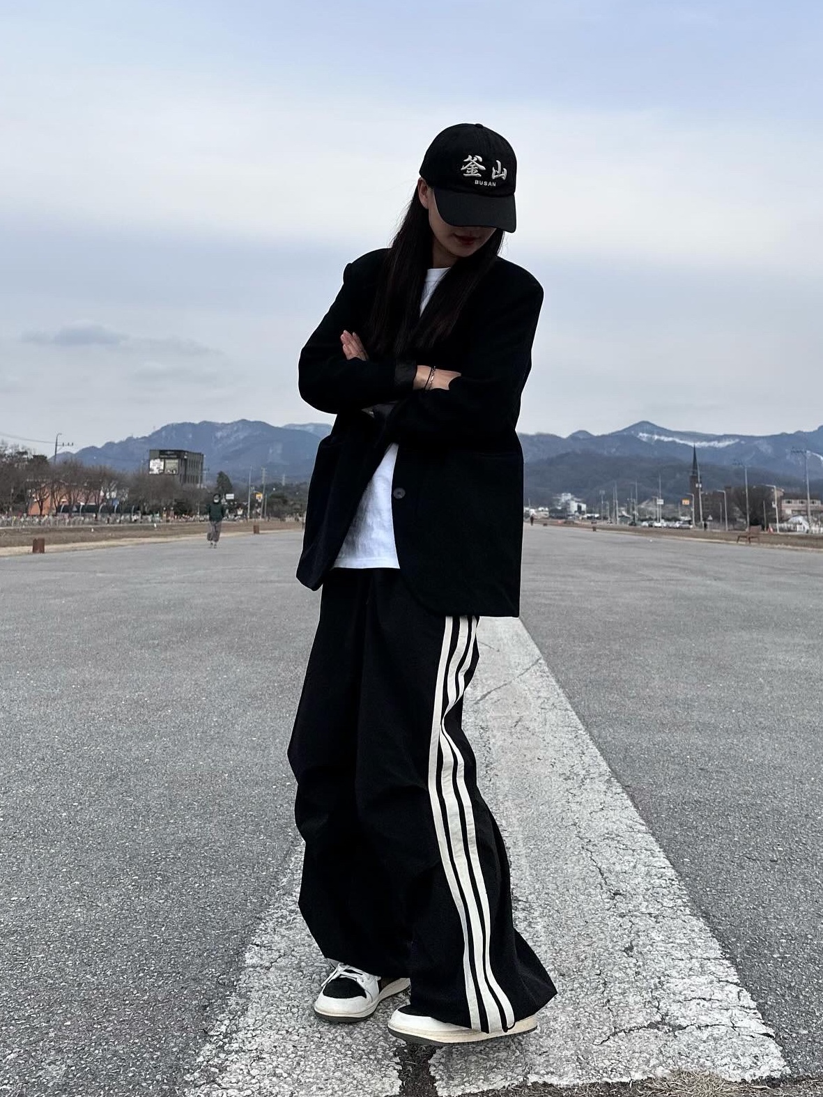 Darkr8m Studio Busan Silver Logo Cap, (W) Jordan 1 x Travis Scott Retro Low OG SP Medium Olive 착용 스타일 - 1