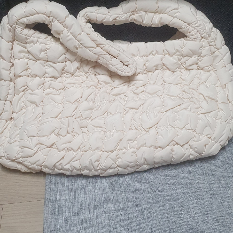 COS Quilted Oversized Shoulder Bag Off White Light Beige 착용 스타일