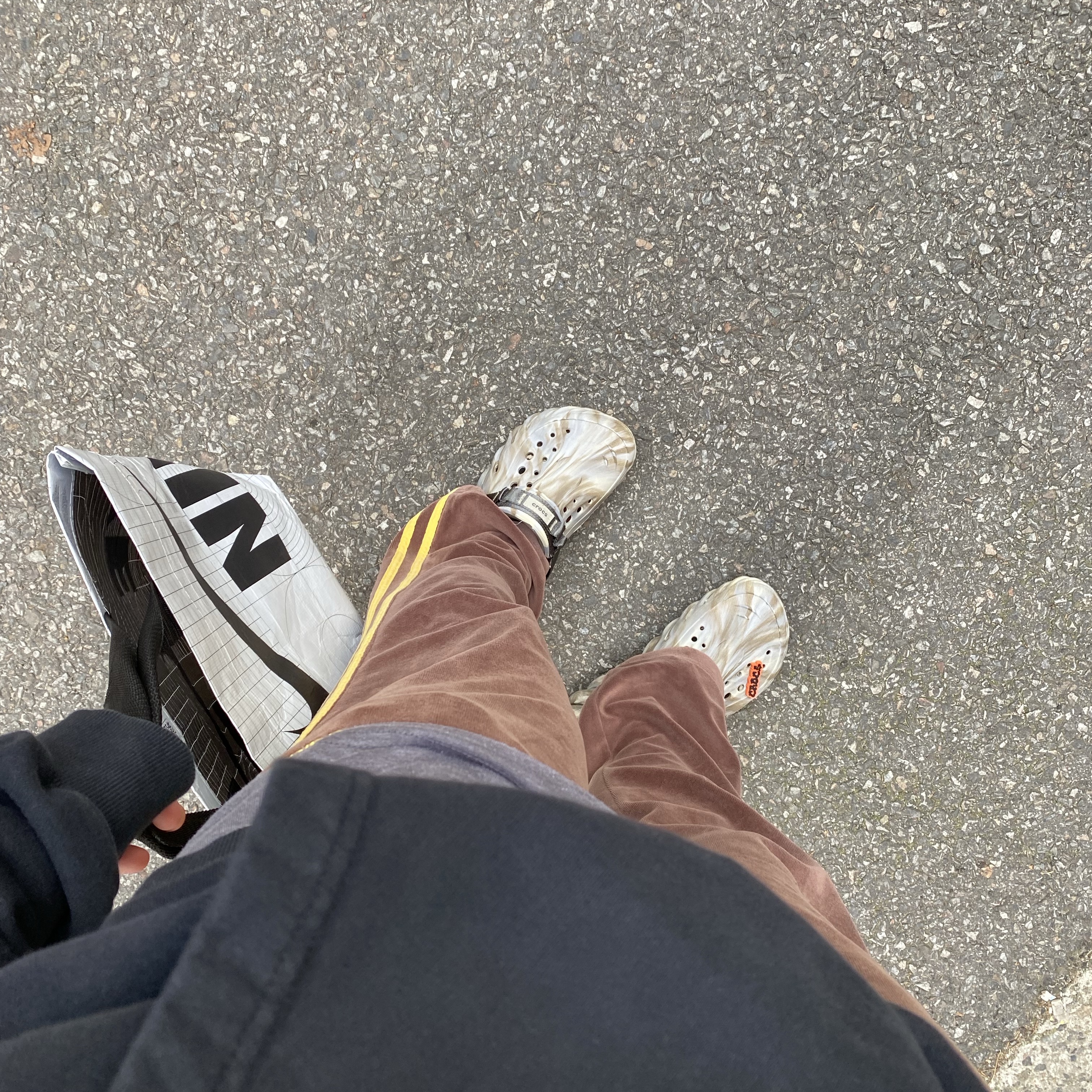 Crocs Echo Marbled Clog Bone Multi, The Museum Visitor x Jon Burgerman Pinky Winky & Charlie Ball Cap Black 착용 스타일 - 3