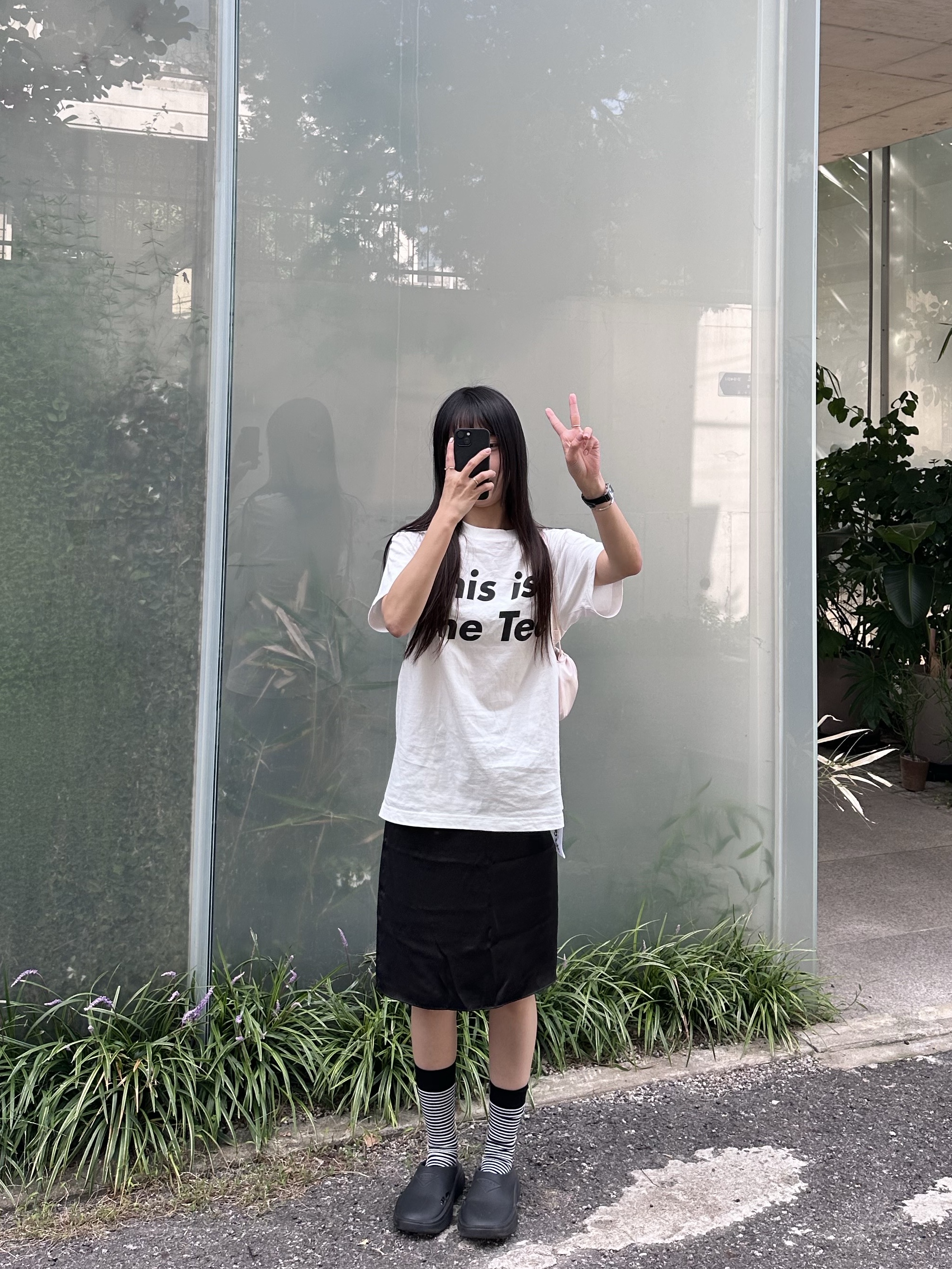 (W) Prada Mellow Rubber Mules Black 착용 스타일 - 2