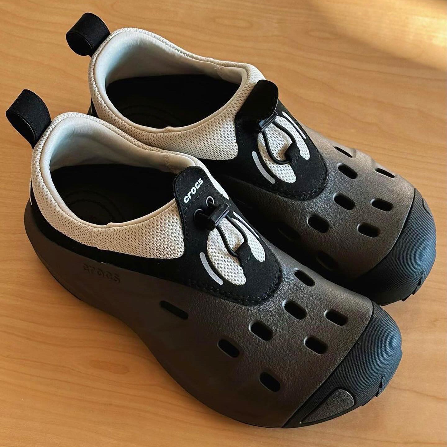 Crocs Quick Trail Low Espresso 착용 스타일