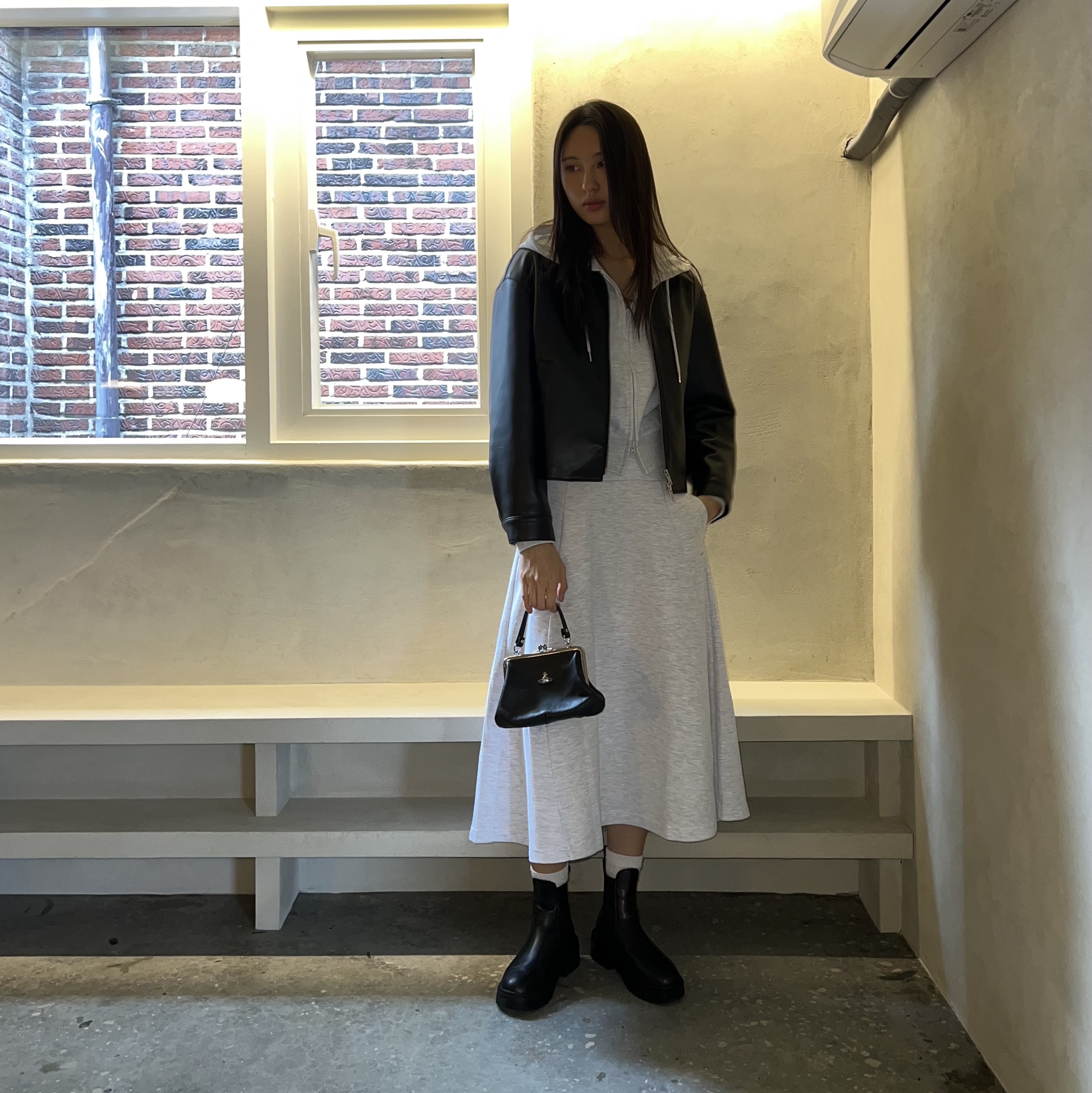 Dr. Martens 2976 BETA DMXL Chelsea Boots Black, Vivienne Westwood Vegan Leather Granny Frame Purse Black 착용 스타일 - 2