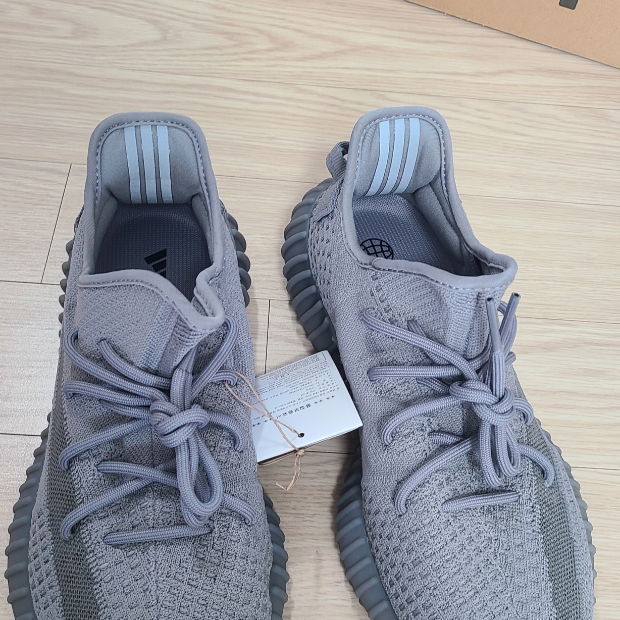 Adidas Yeezy Boost 350 V2 Steel Grey 착용 스타일 - 3