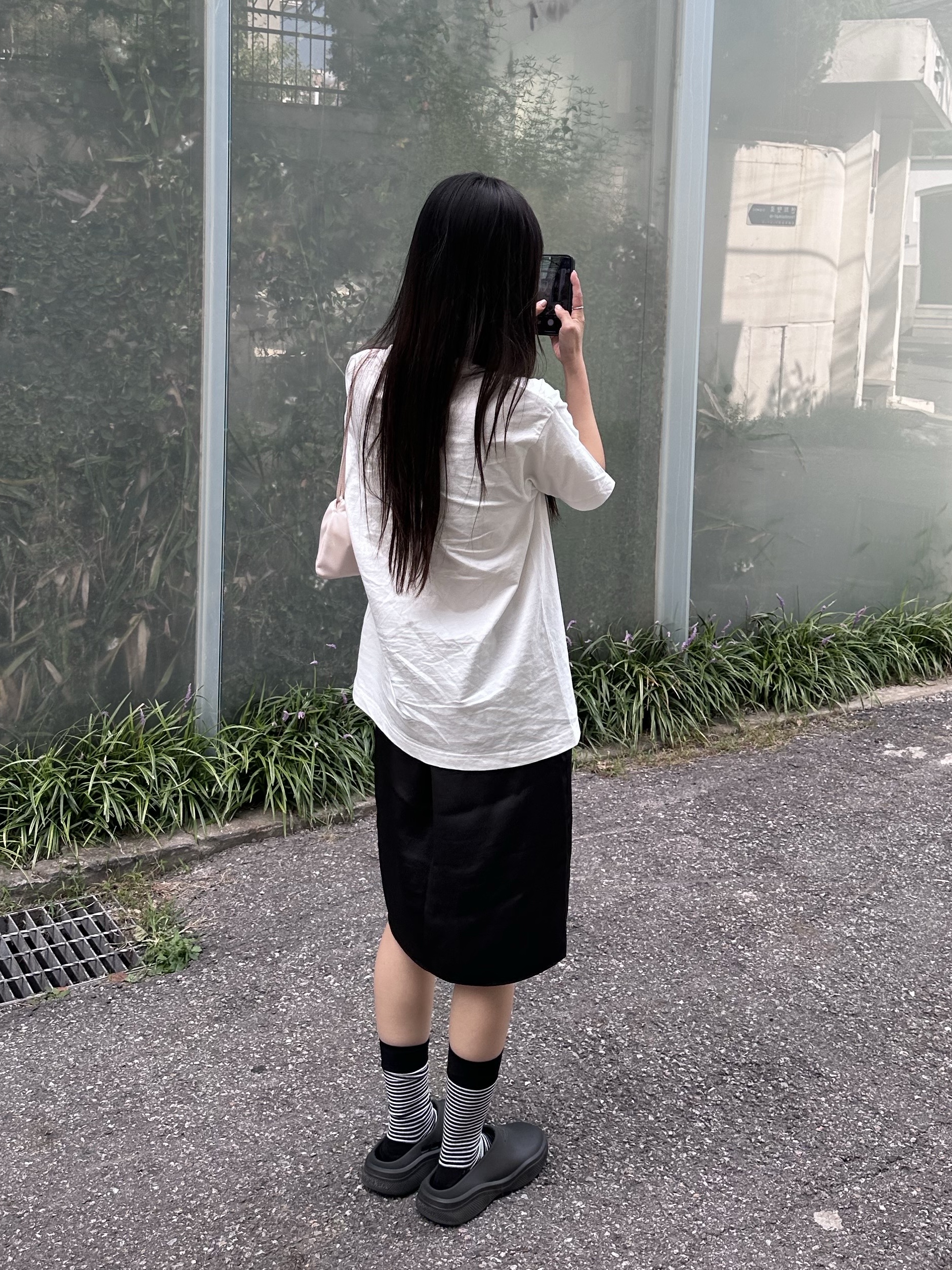 (W) Prada Mellow Rubber Mules Black 착용 스타일 - 1