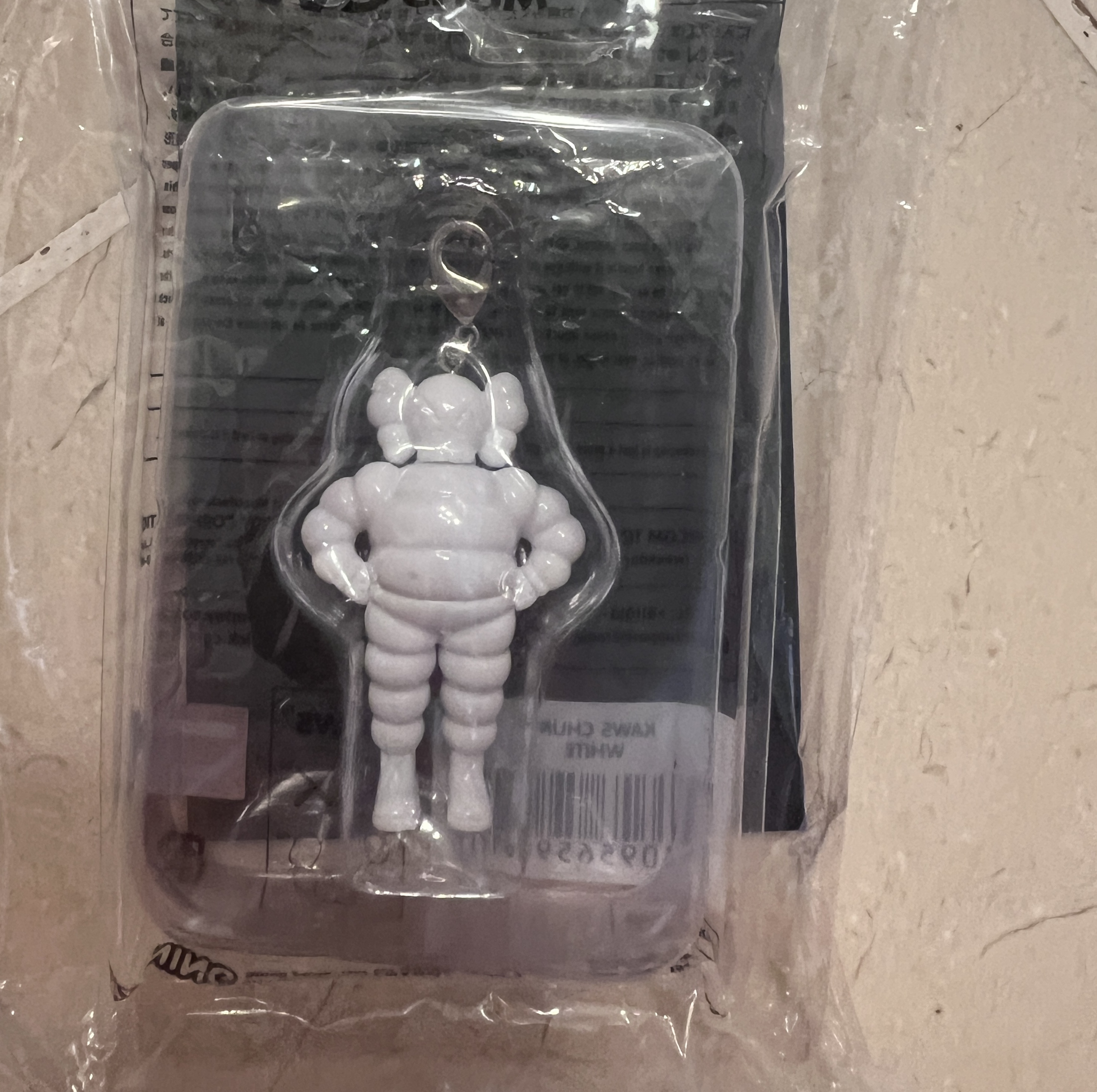 Kaws Tokyo First Chum Keychain White, [KREAM 단독] ADSB Andersson Bell Rodri Crew-Neck Sweater Black 착용 스타일 - 1