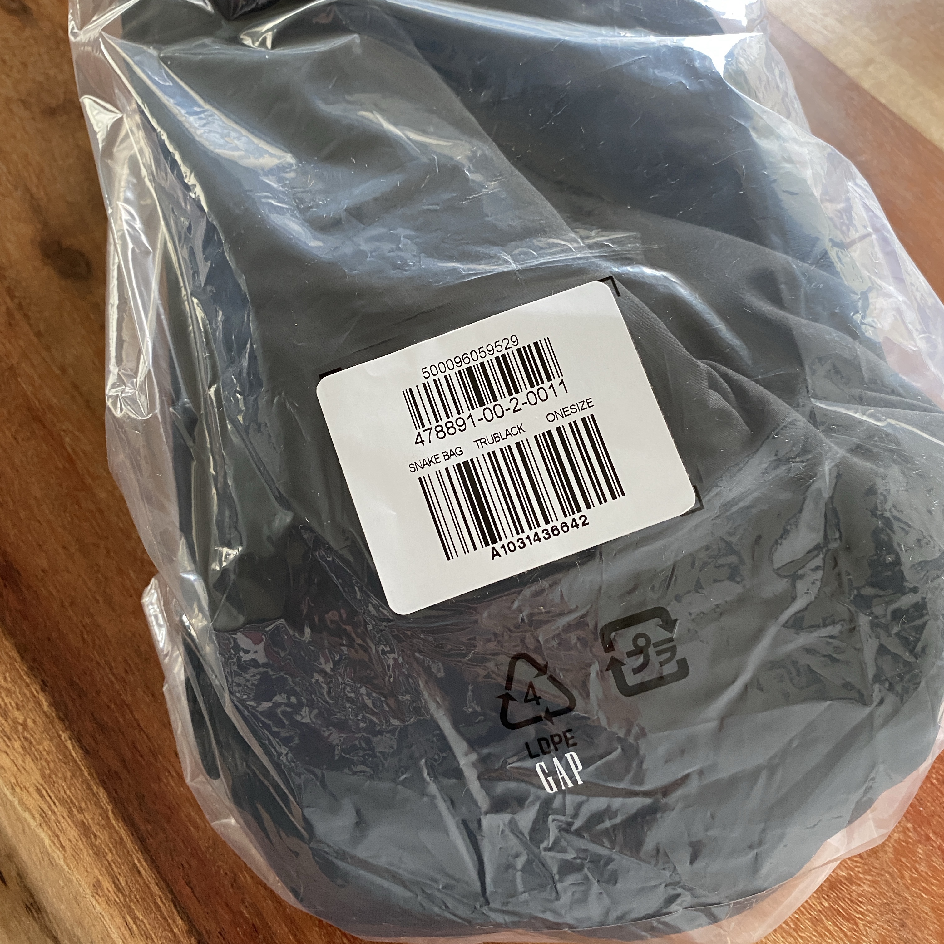 Yeezy Gap Engineered By Balenciaga Snake Bag Black 착용 스타일 - 2