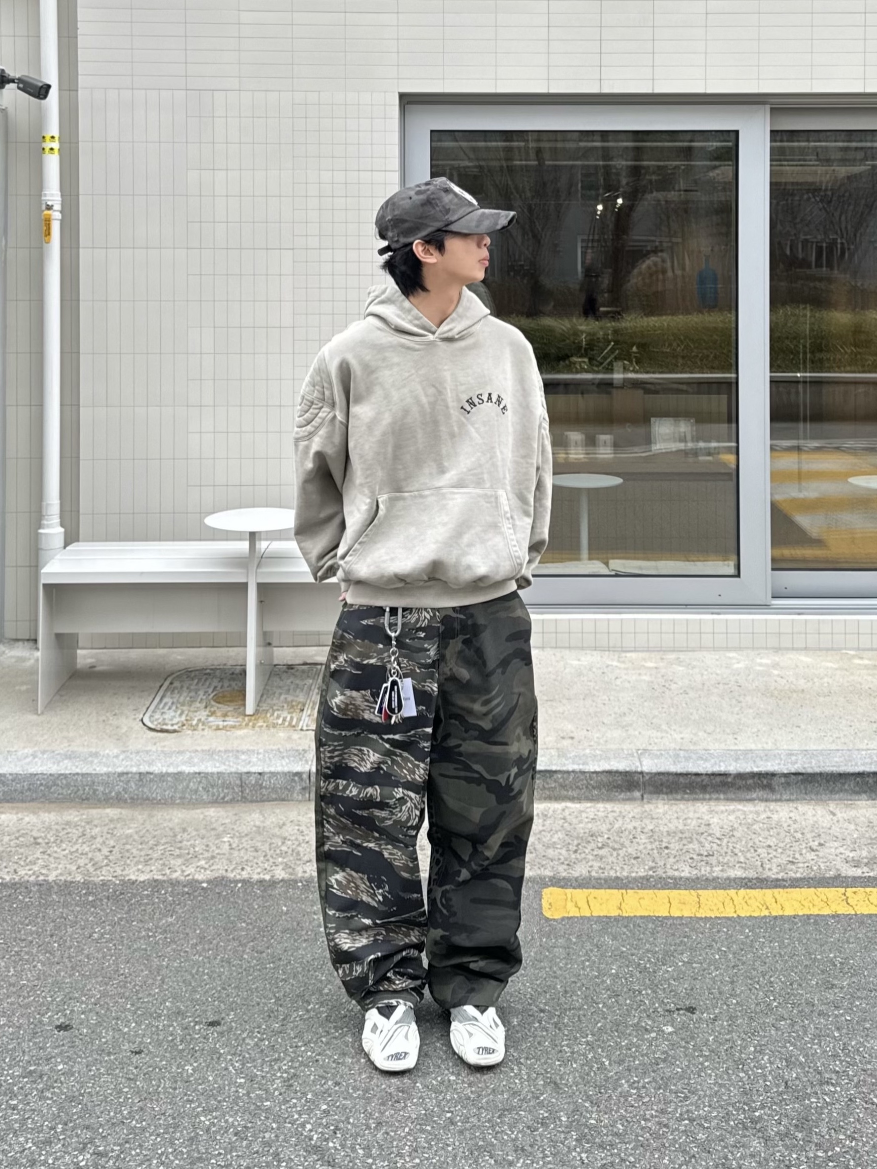 Balenciaga Tyrex Sneakers Black White 착용 스타일 - 2