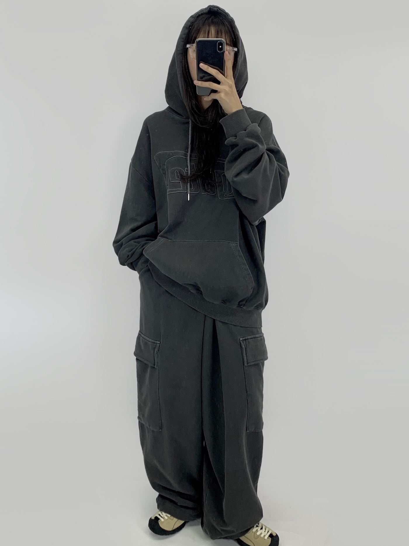 Apple AirPods Max Lightning Space Gray (Korean Ver.), (W) Keen x Omashande Jasper Sneakers Boulder Black 착용 스타일 - 3