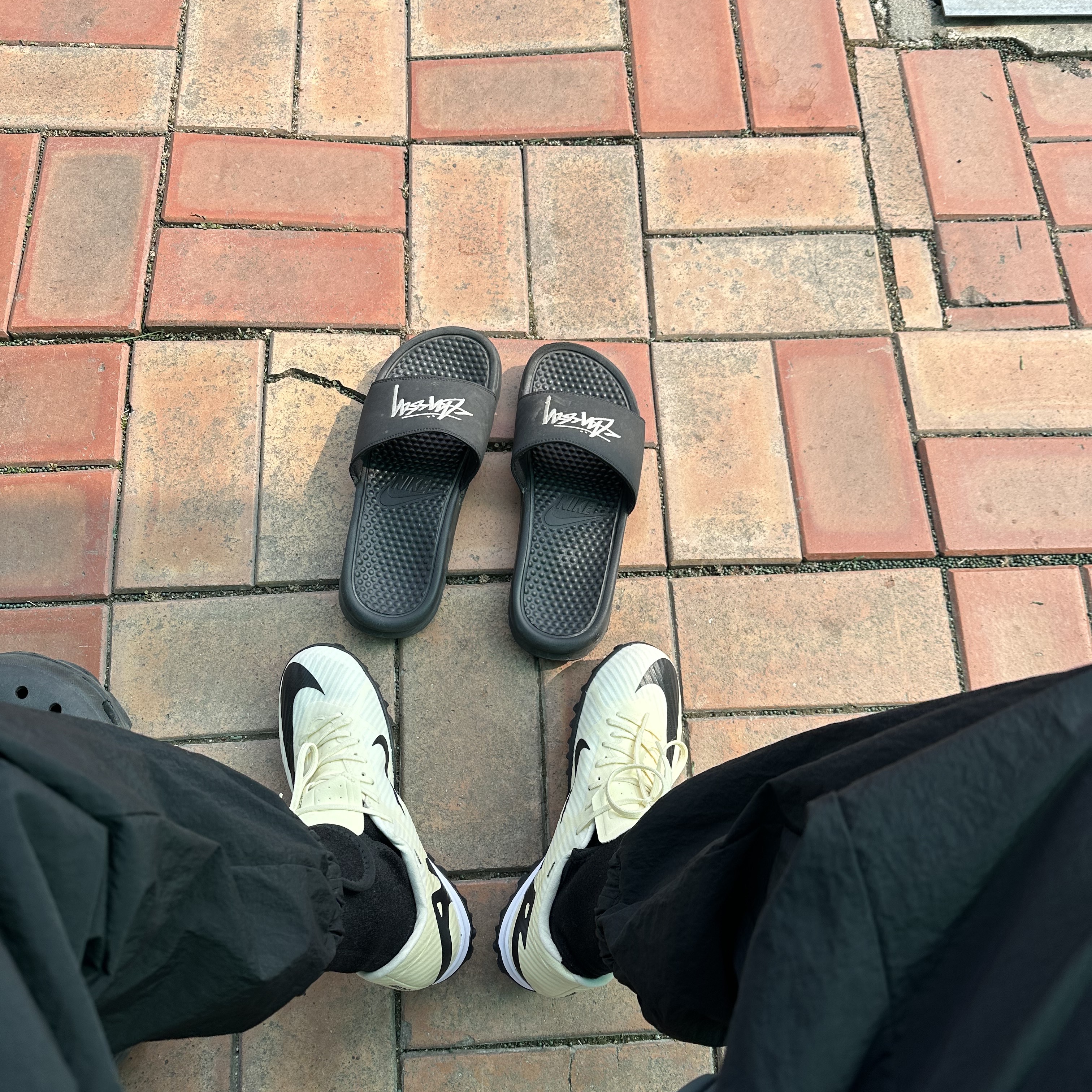 Nike Zoom Mercurial Vapor 15 Academy TF Lemonade Black, Nike x Stussy Benassi Slide Black 착용 스타일