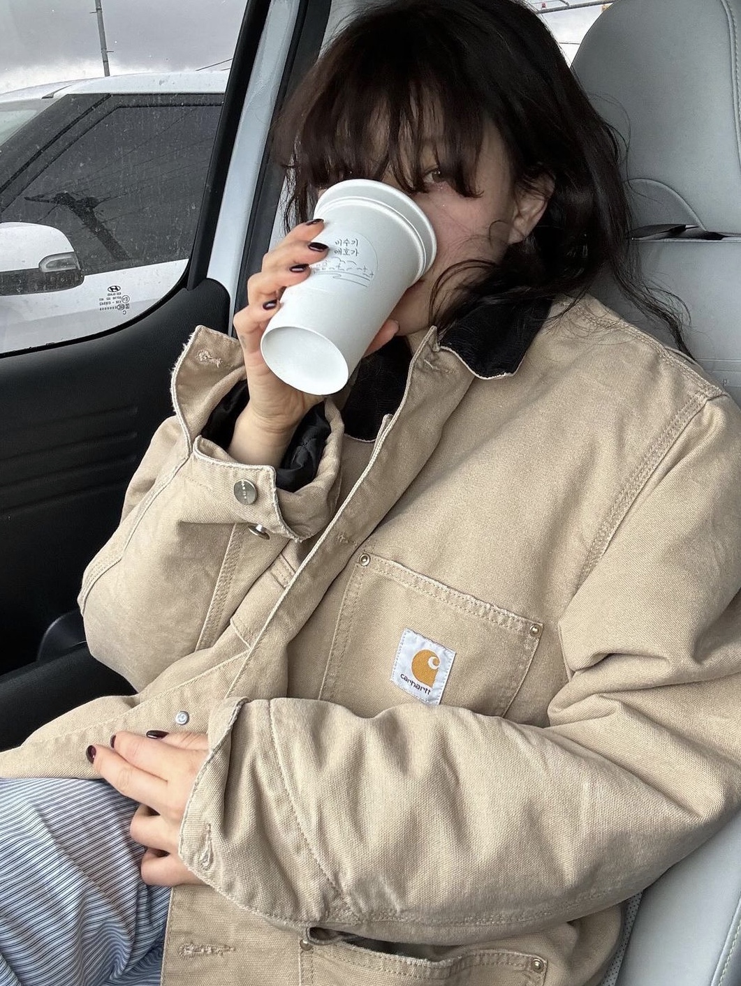 Carhartt WIP OG Chore Coat Dusty Hamilton Brown Aged Canvas - Winter 착용 스타일